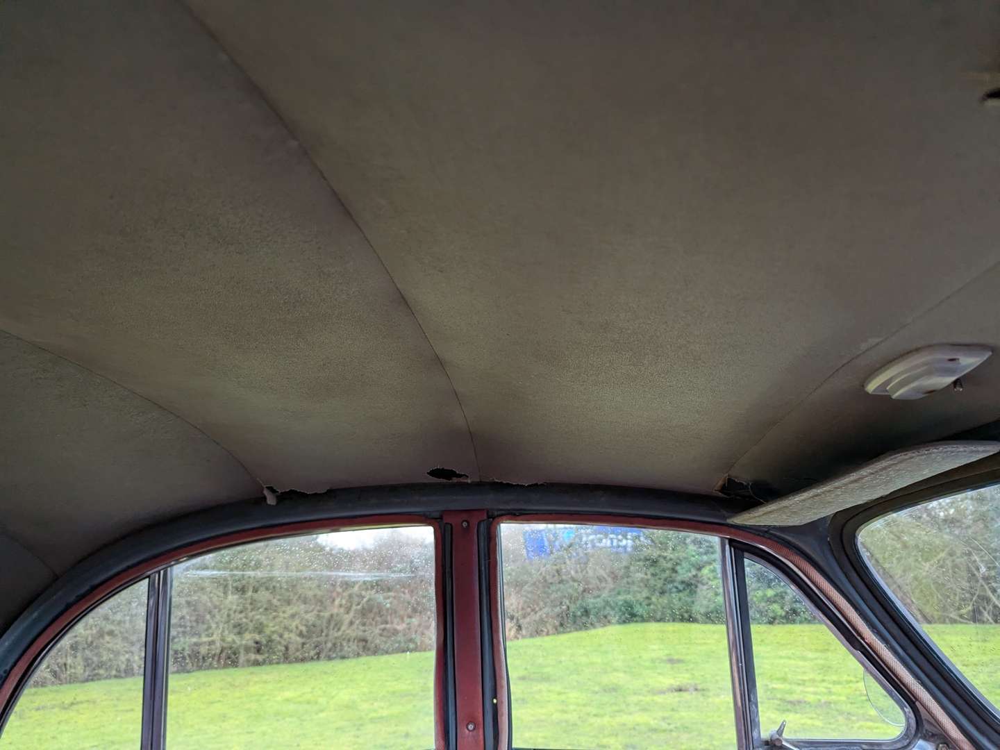 <p>1954 MORRIS MINOR SPLIT-SCREEN SALOON</p>