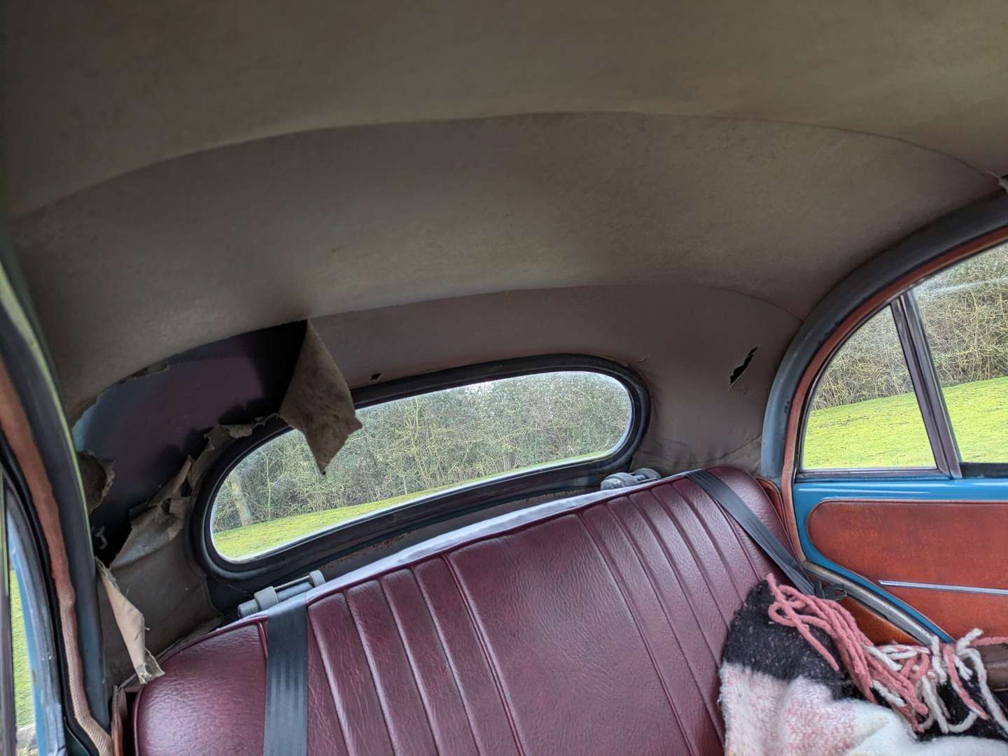 <p>1954 MORRIS MINOR SPLIT-SCREEN SALOON</p>