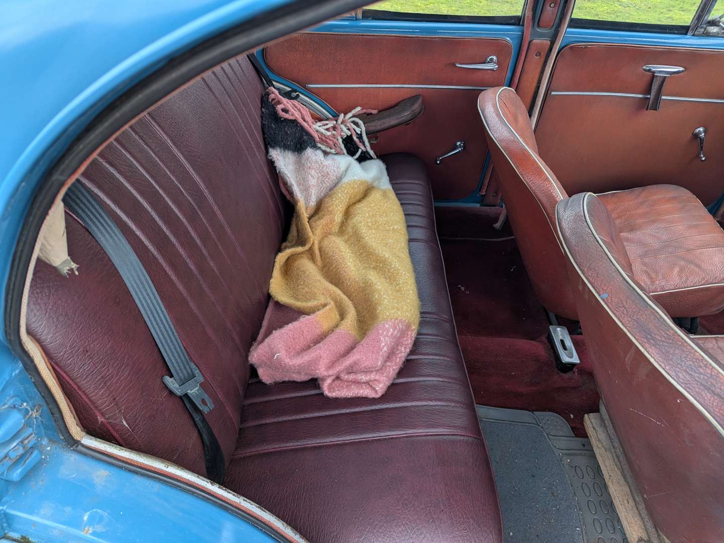 <p>1954 MORRIS MINOR SPLIT-SCREEN SALOON</p>