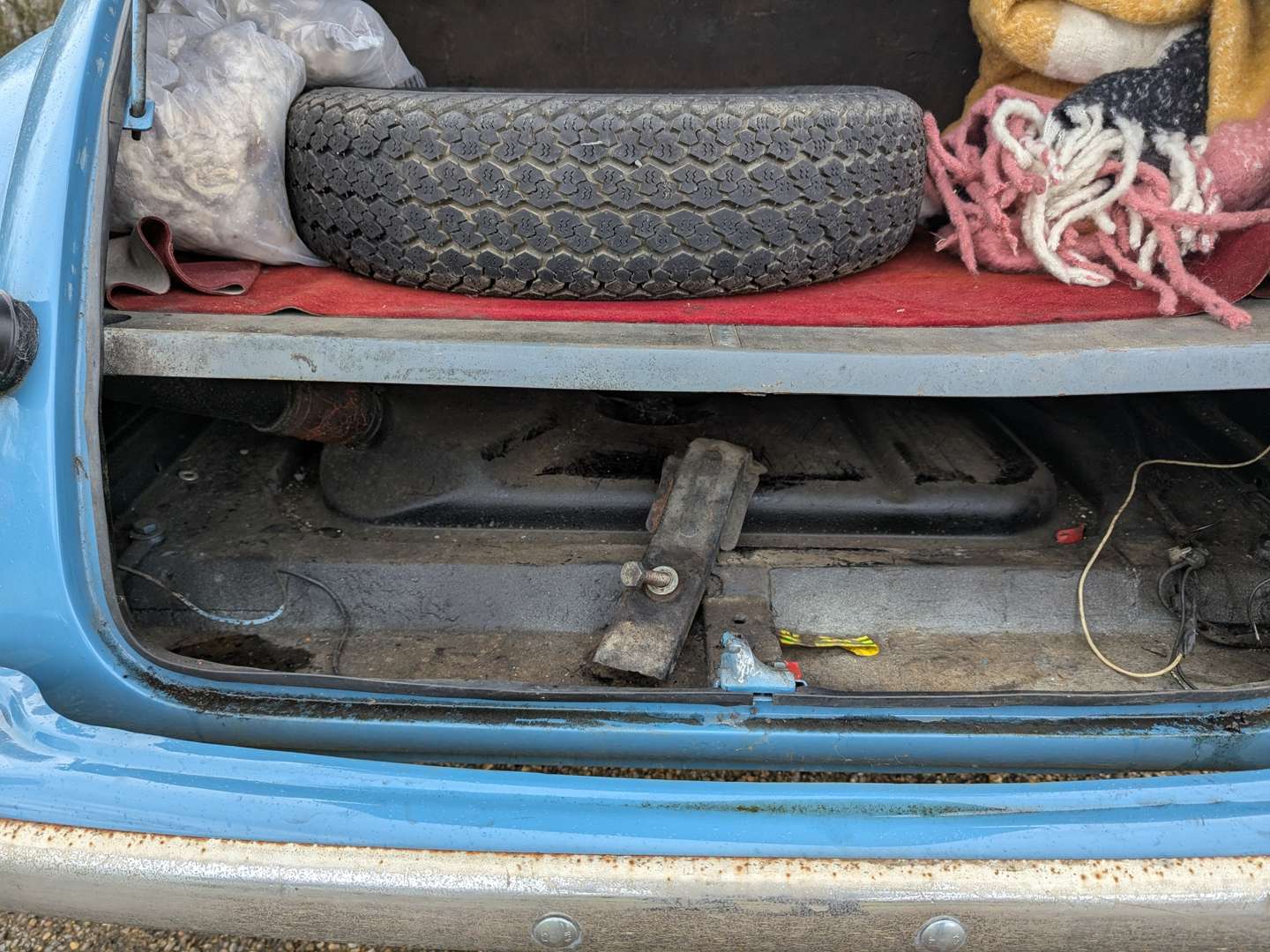 <p>1954 MORRIS MINOR SPLIT-SCREEN SALOON</p>