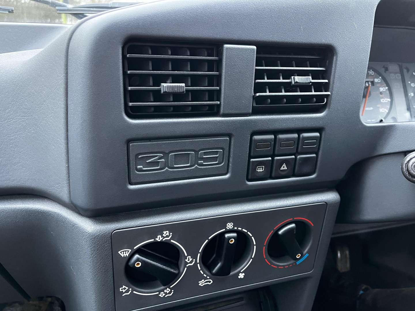 <p>1993 PEUGEOT 309 GL AUTO</p>