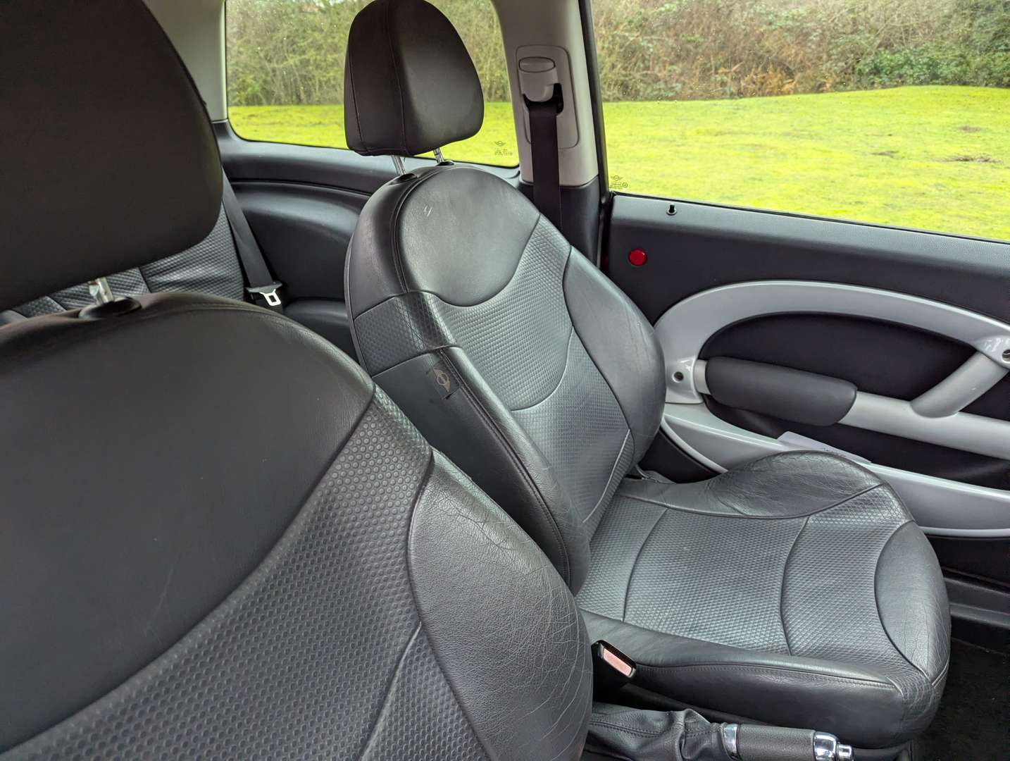 <p>2001 MINI COOPER</p>