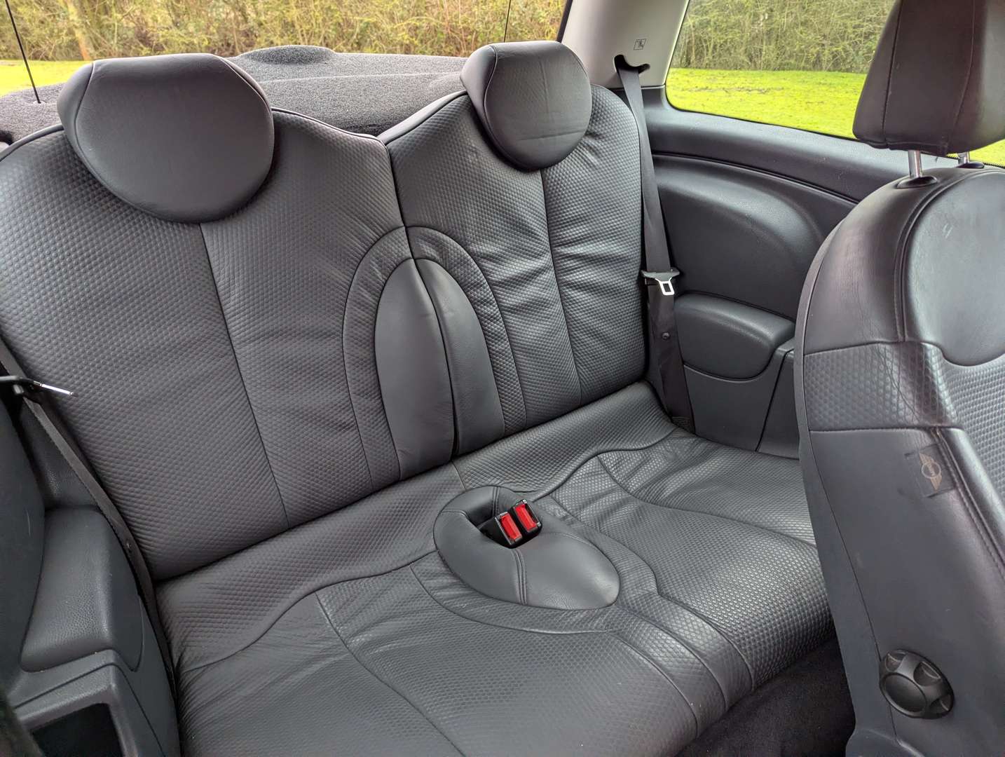 <p>2001 MINI COOPER</p>