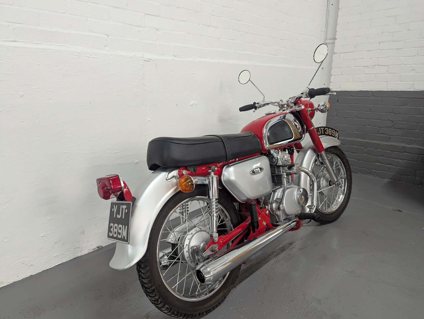 <p>1974 HONDA CD175</p>
