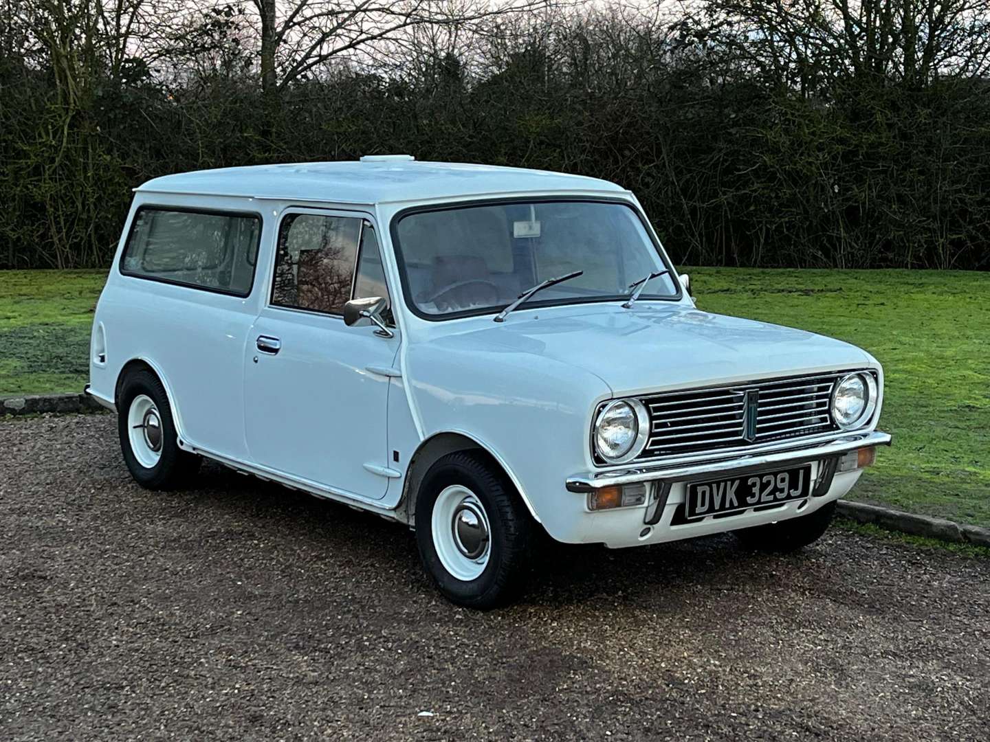 <p>1971 MORRIS MINI VAN</p>