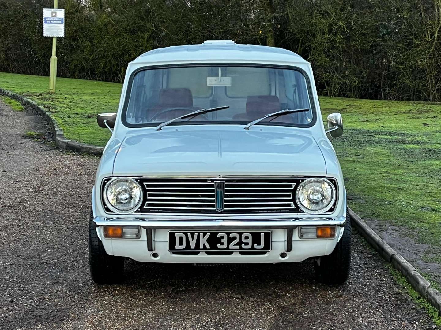 <p>1971 MORRIS MINI VAN</p>
