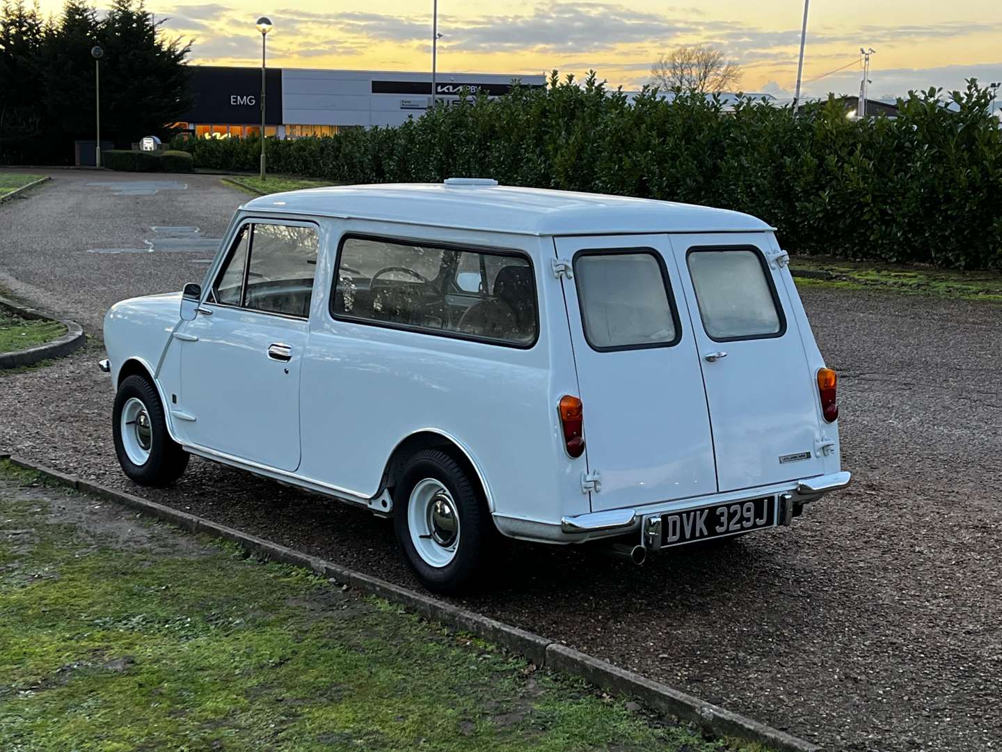 <p>1971 MORRIS MINI VAN</p>