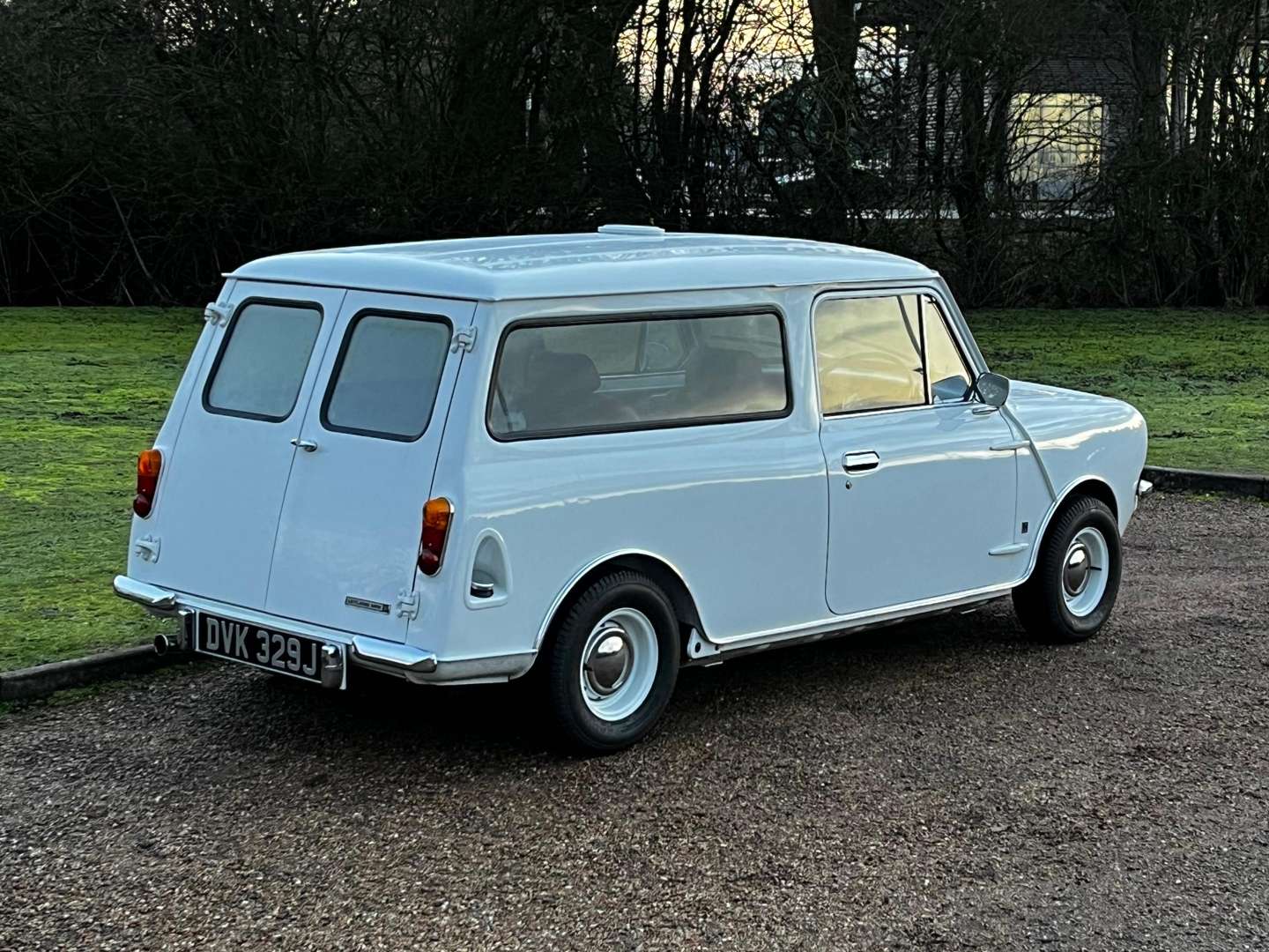 <p>1971 MORRIS MINI VAN</p>