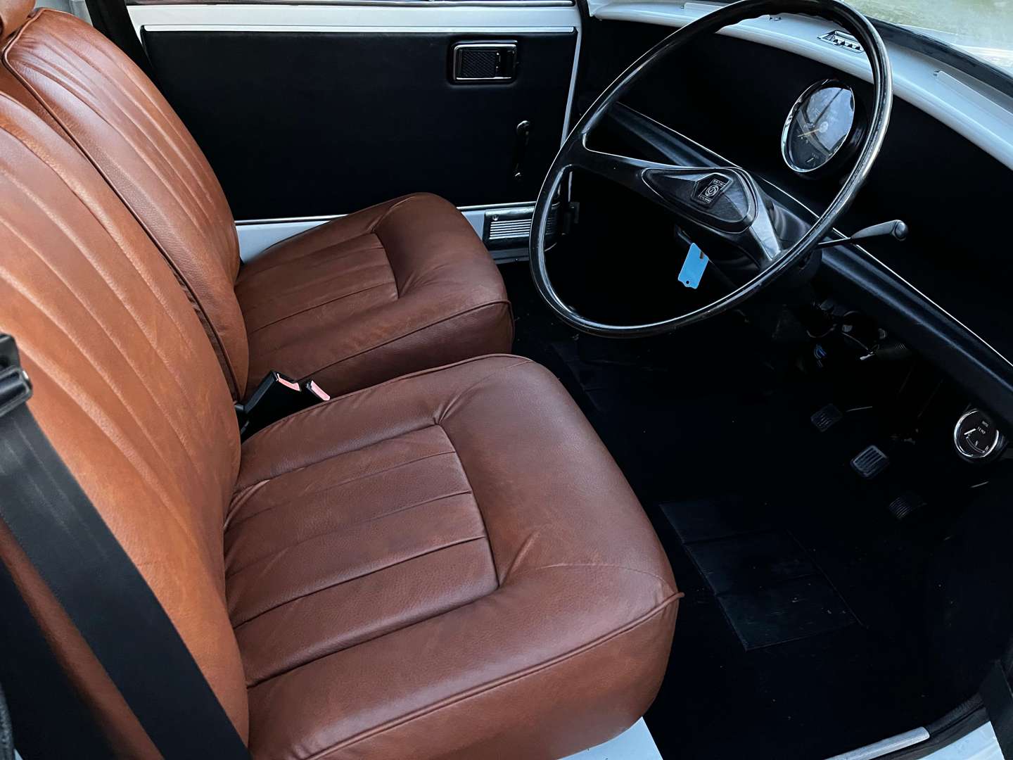 <p>1971 MORRIS MINI VAN</p>