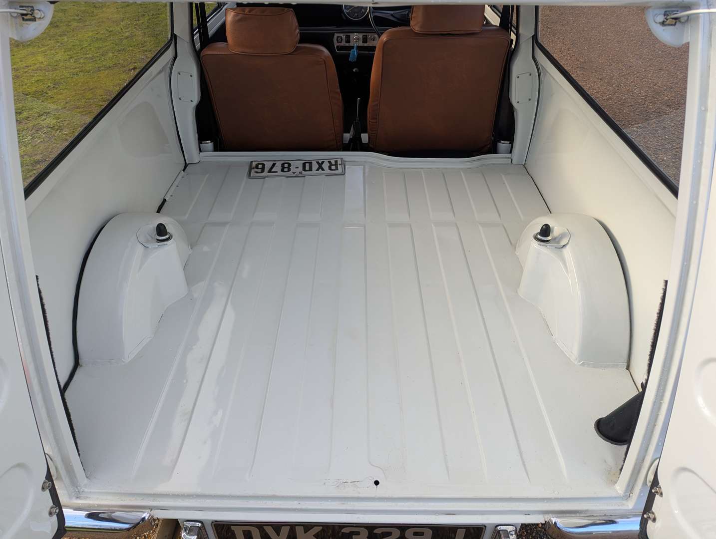 <p>1971 MORRIS MINI VAN</p>