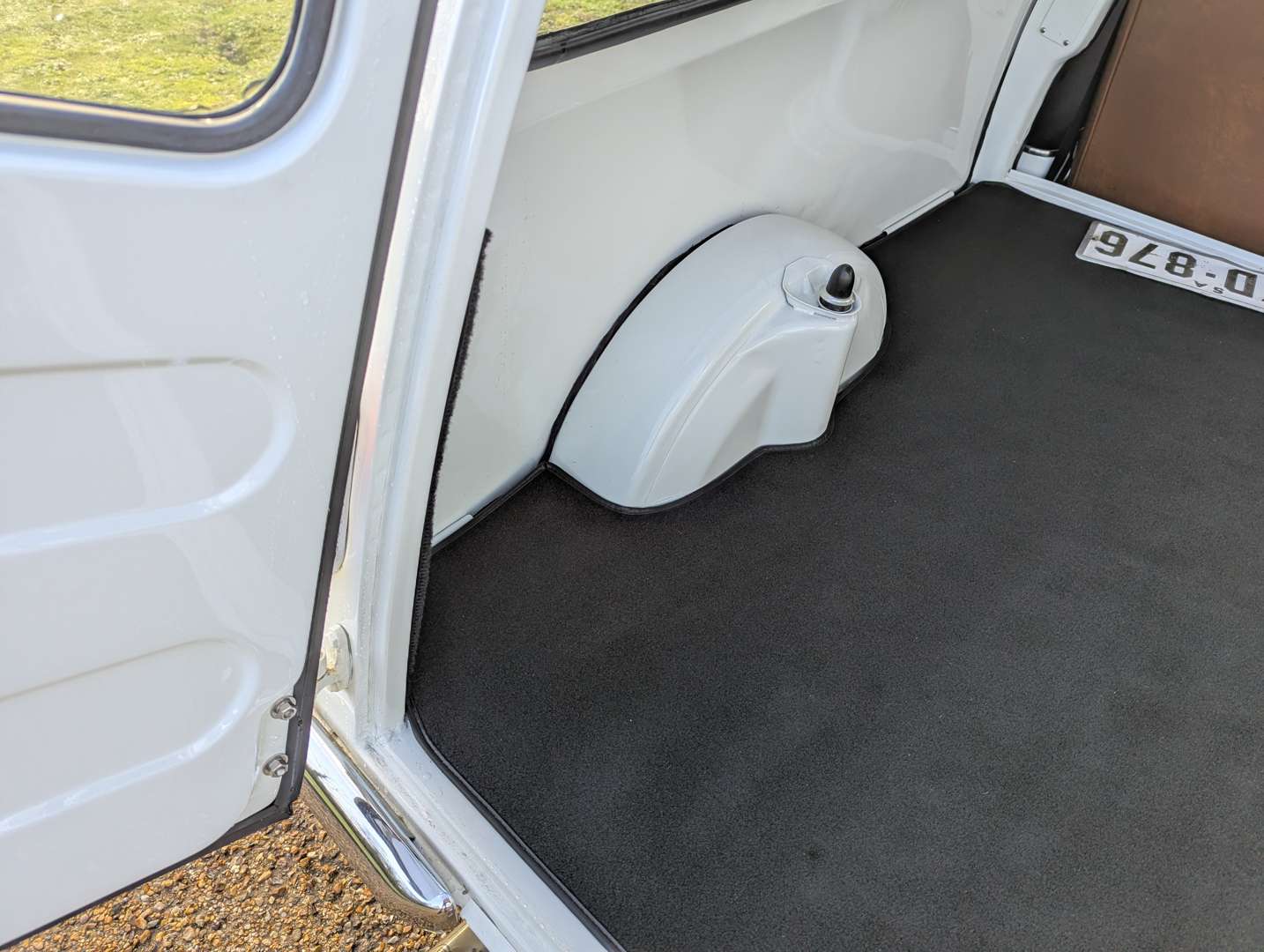 <p>1971 MORRIS MINI VAN</p>