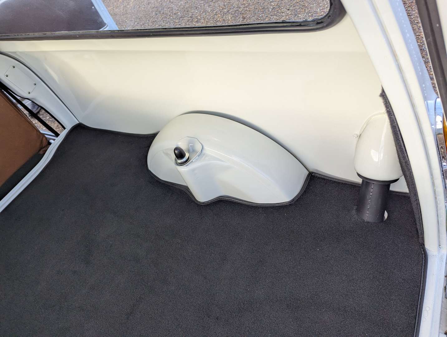 <p>1971 MORRIS MINI VAN</p>