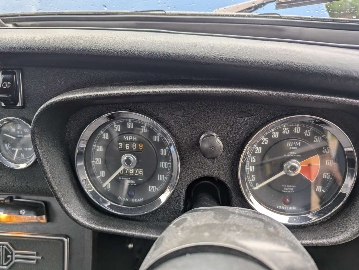 <p>1973 MG B ROADSTER</p>