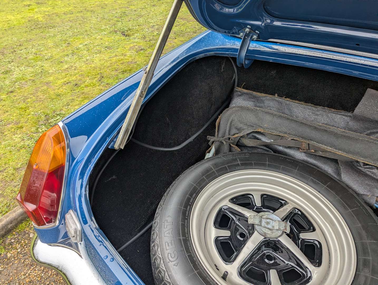 <p>1973 MG B ROADSTER</p>