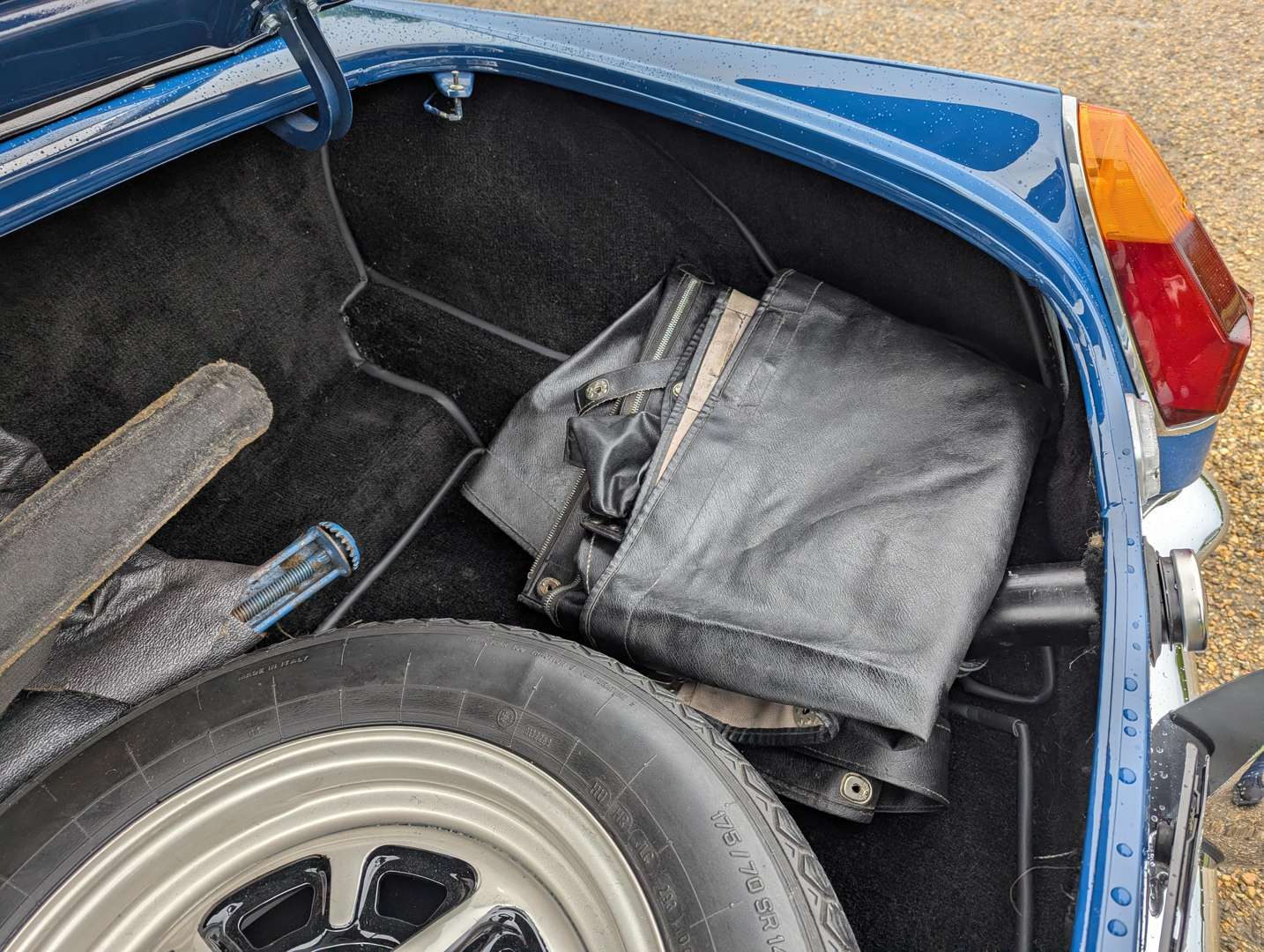 <p>1973 MG B ROADSTER</p>