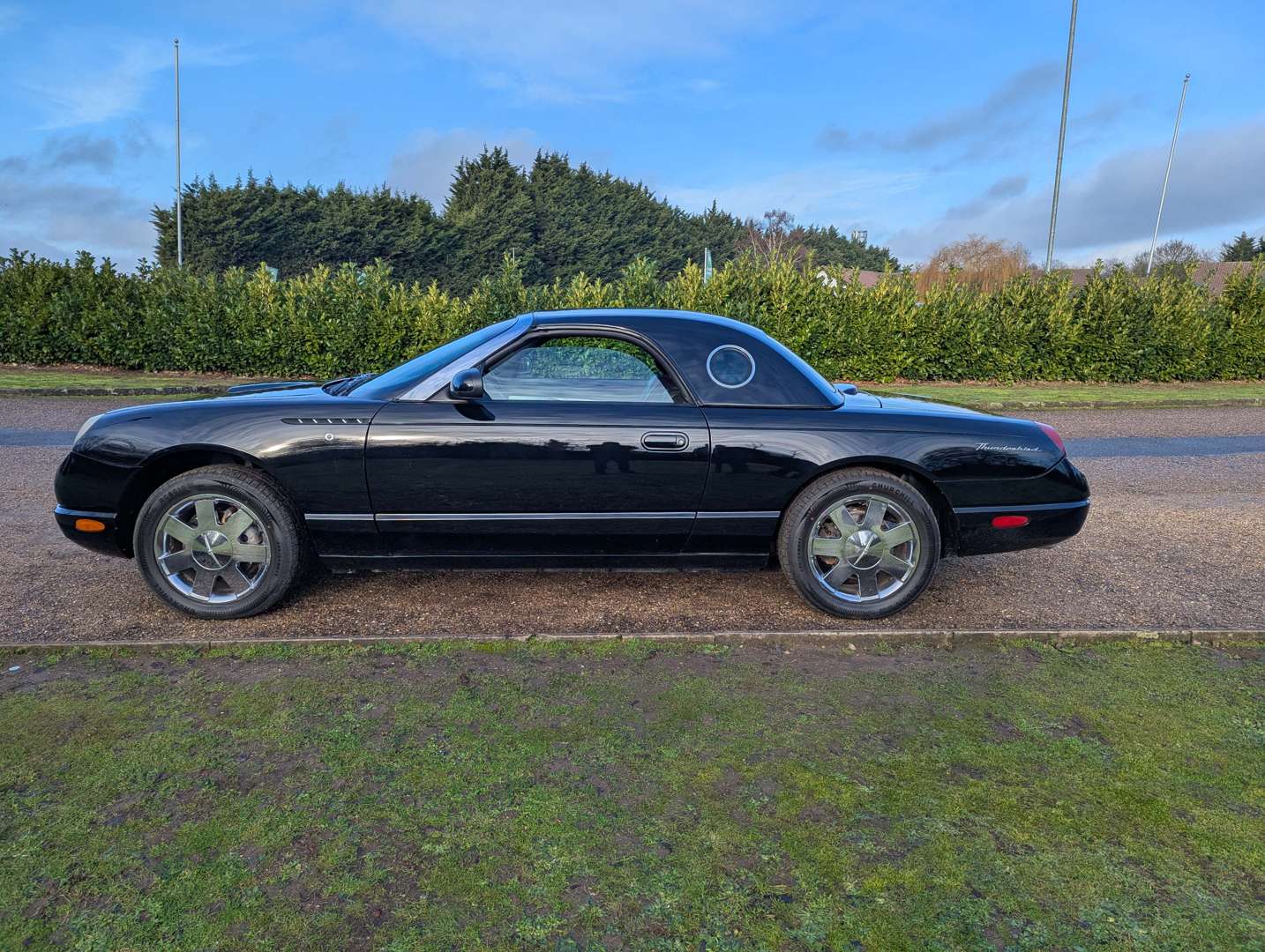 <p>2002 FORD THUNDERBIRD</p>