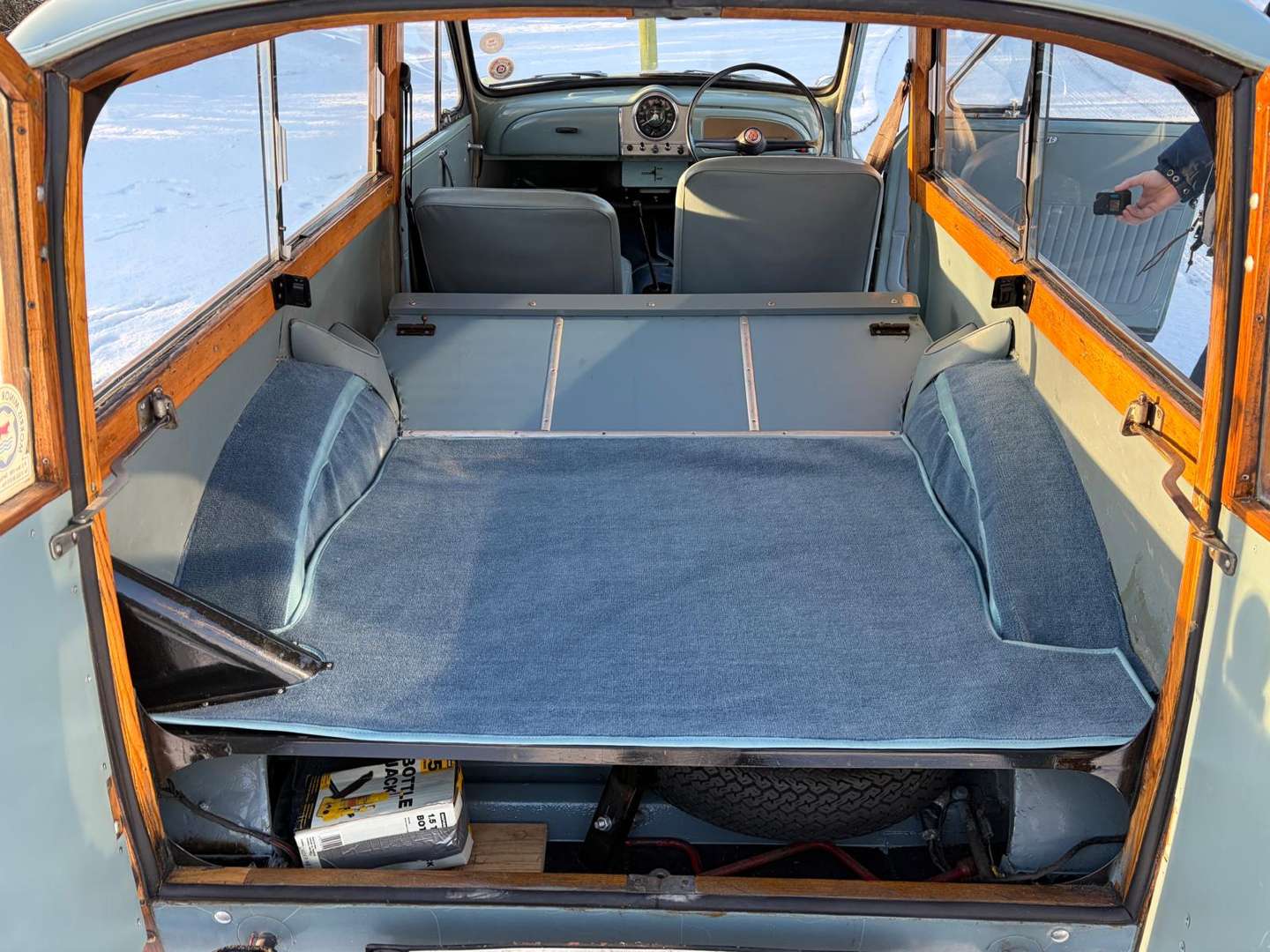 <p>1967 MORRIS MINOR 1000 TRAVELLER</p>