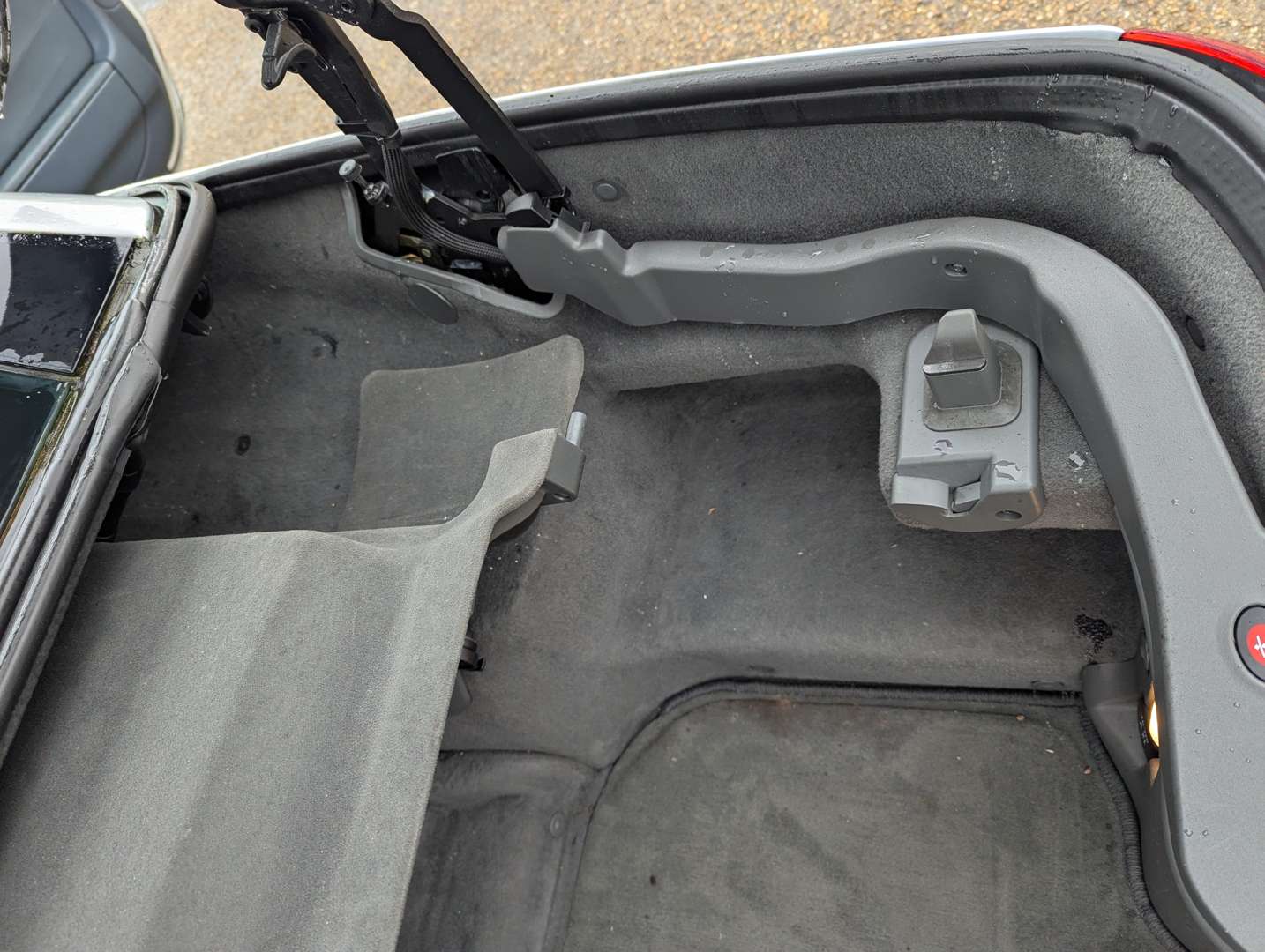 <p>2004 MERCEDES SL 350 R230 AUTO</p>