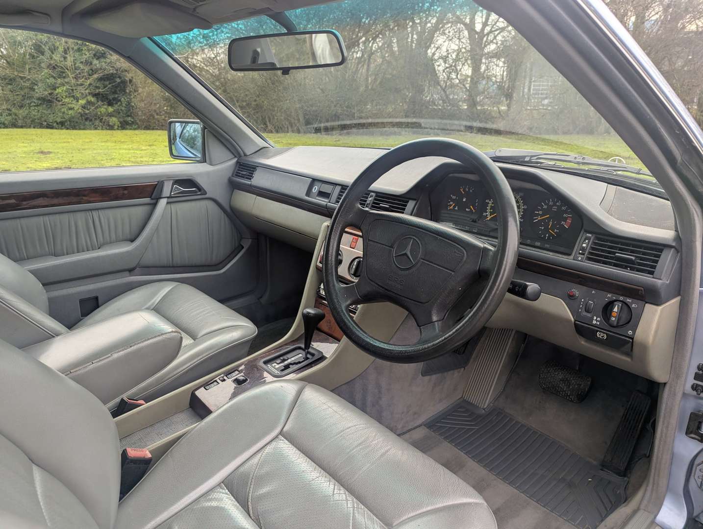 <p>1993 MERCEDES 220 CE C124 AUTO</p>