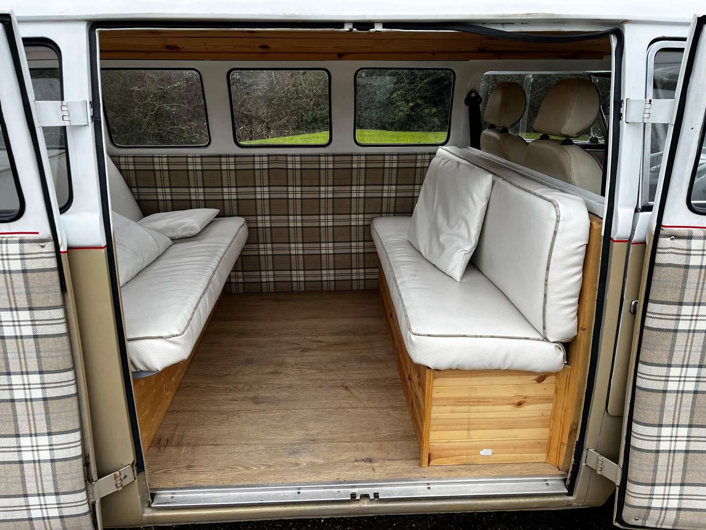 <p>1970 VW SPLIT SCREEN CAMPER LHD</p>