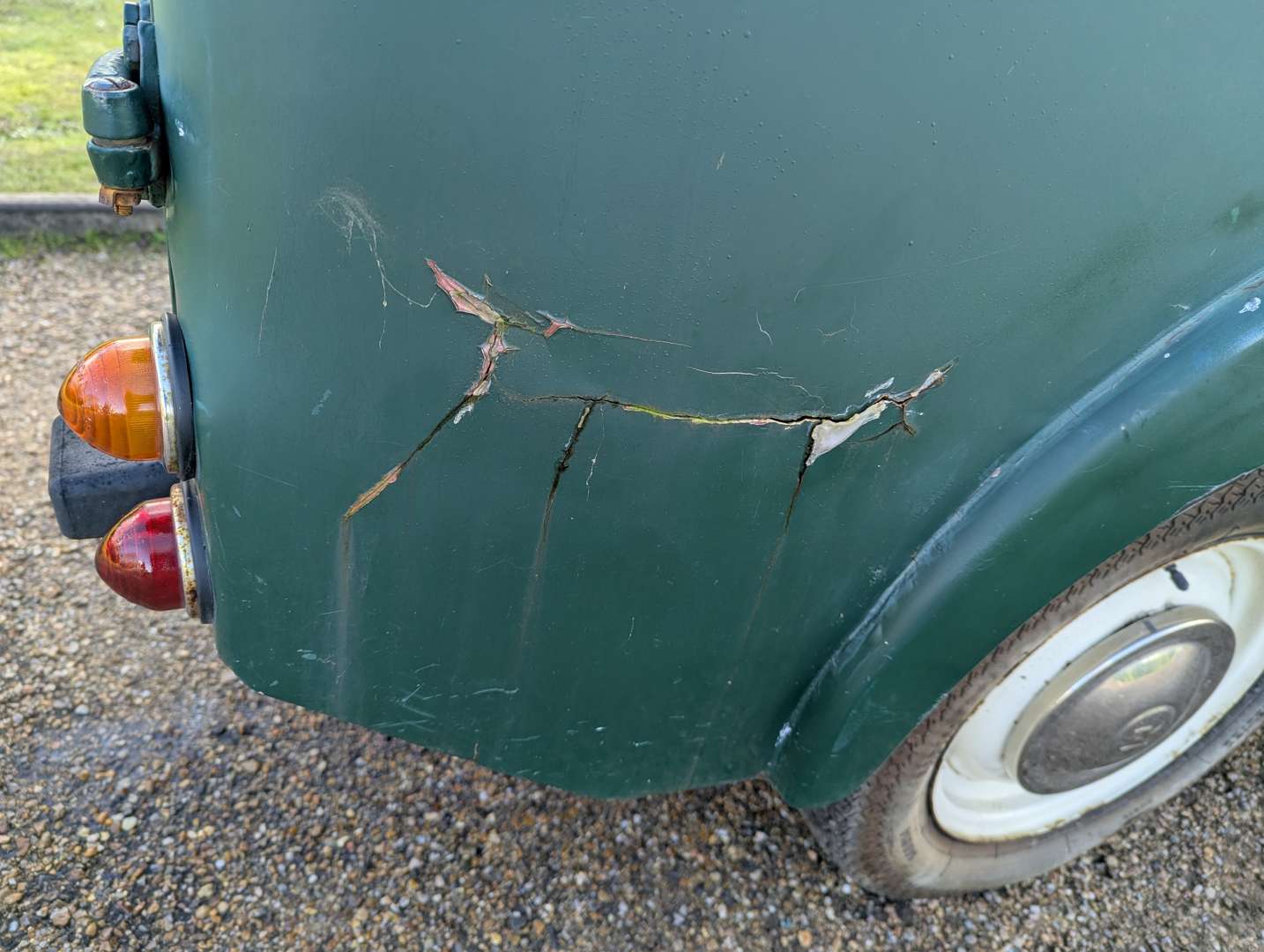 <p>1965 MORRIS MINOR VAN</p>