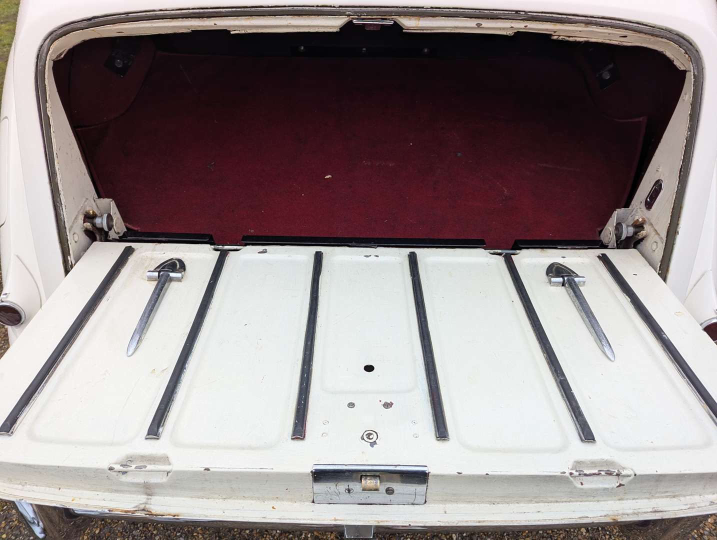 <p>1952 BENTLEY MK VI 4.5</p>