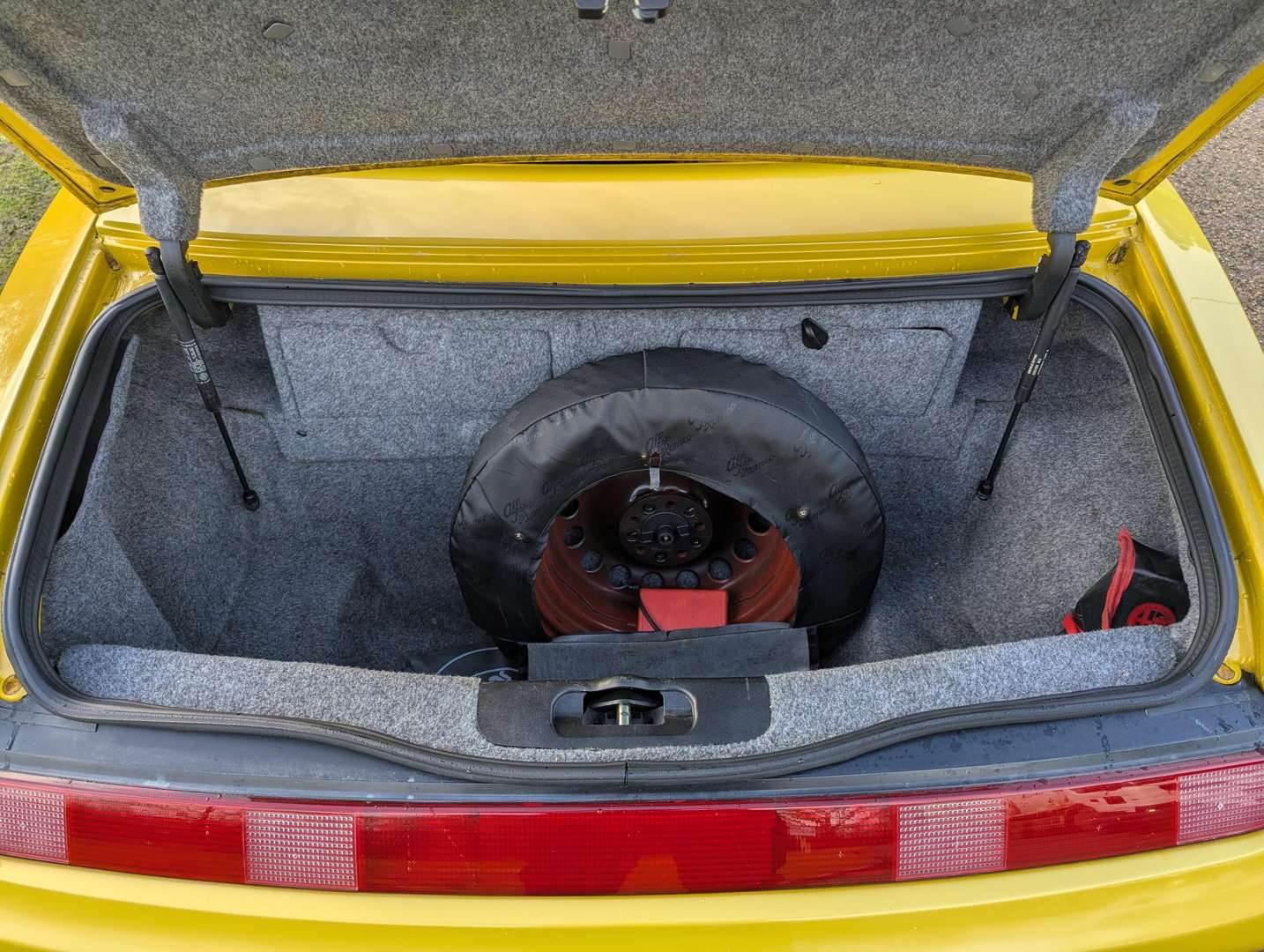 <p>2000 ALFA ROMEO SPIDER LUSSO T-SPARK 16V</p>