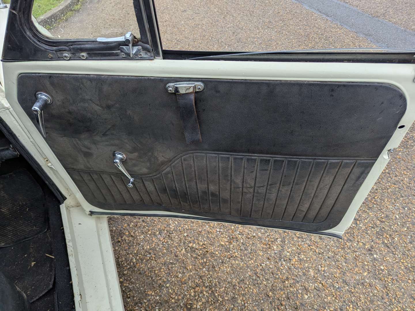 <p>1969 MORRIS MINOR 1000 TRAVELLER</p>