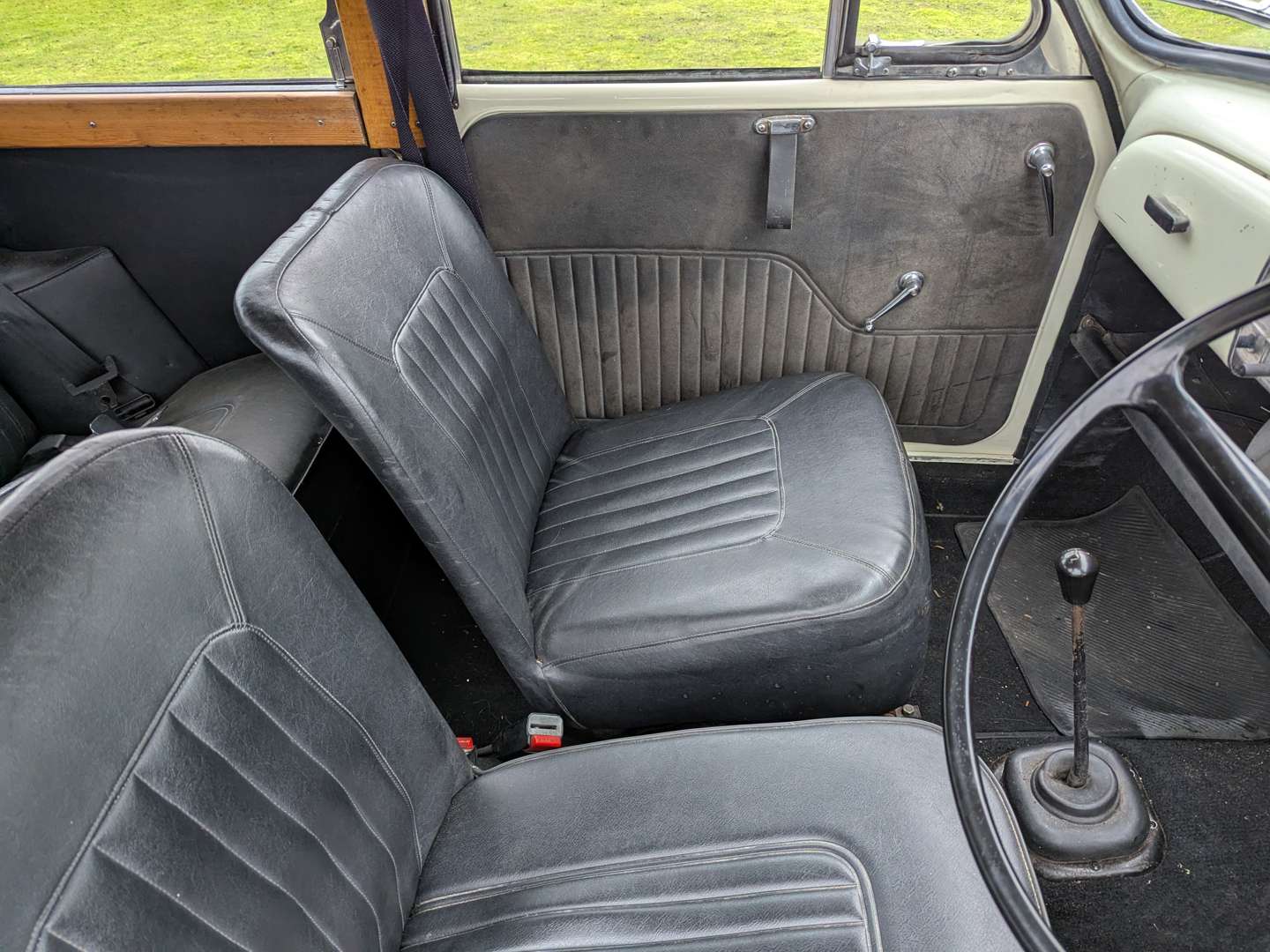 <p>1969 MORRIS MINOR 1000 TRAVELLER</p>