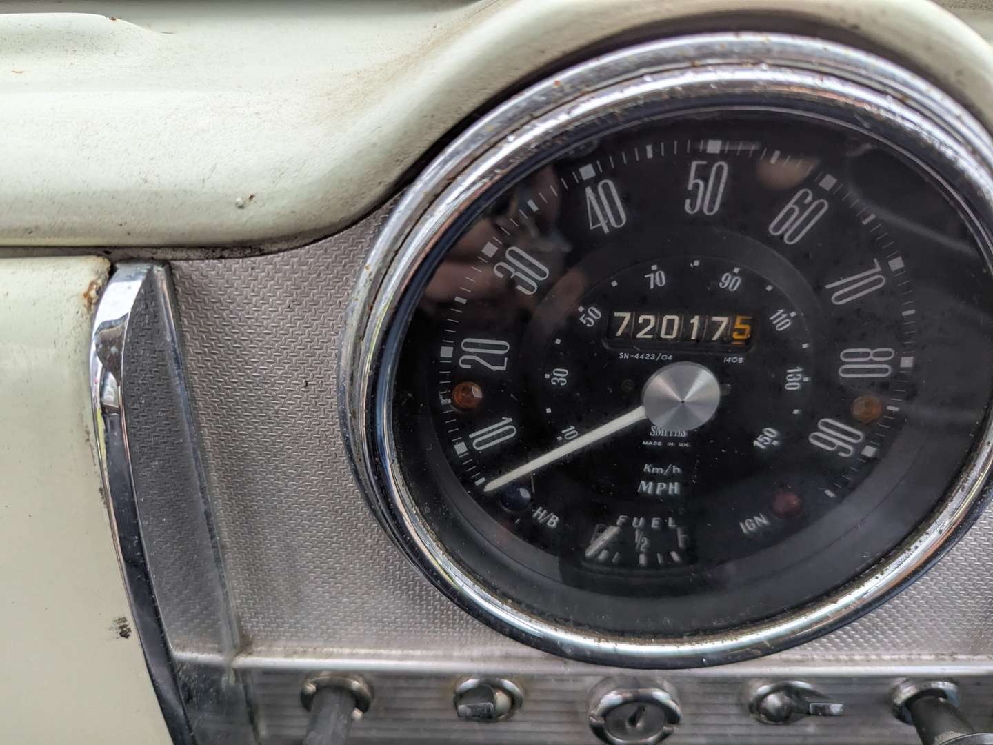 <p>1969 MORRIS MINOR 1000 TRAVELLER</p>