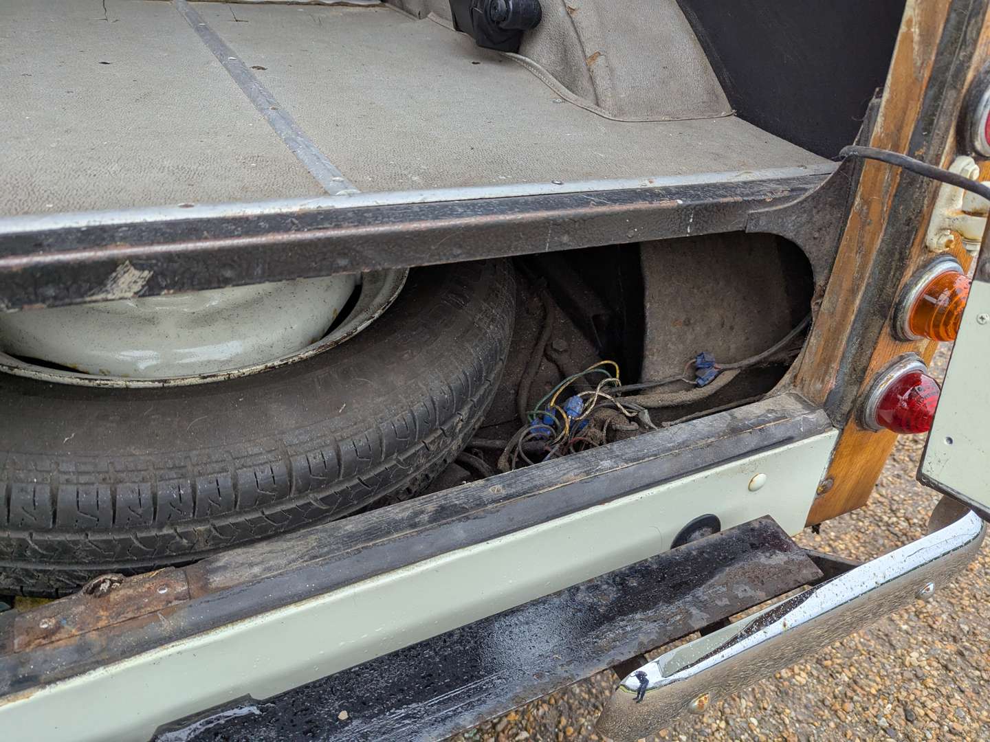 <p>1969 MORRIS MINOR 1000 TRAVELLER</p>