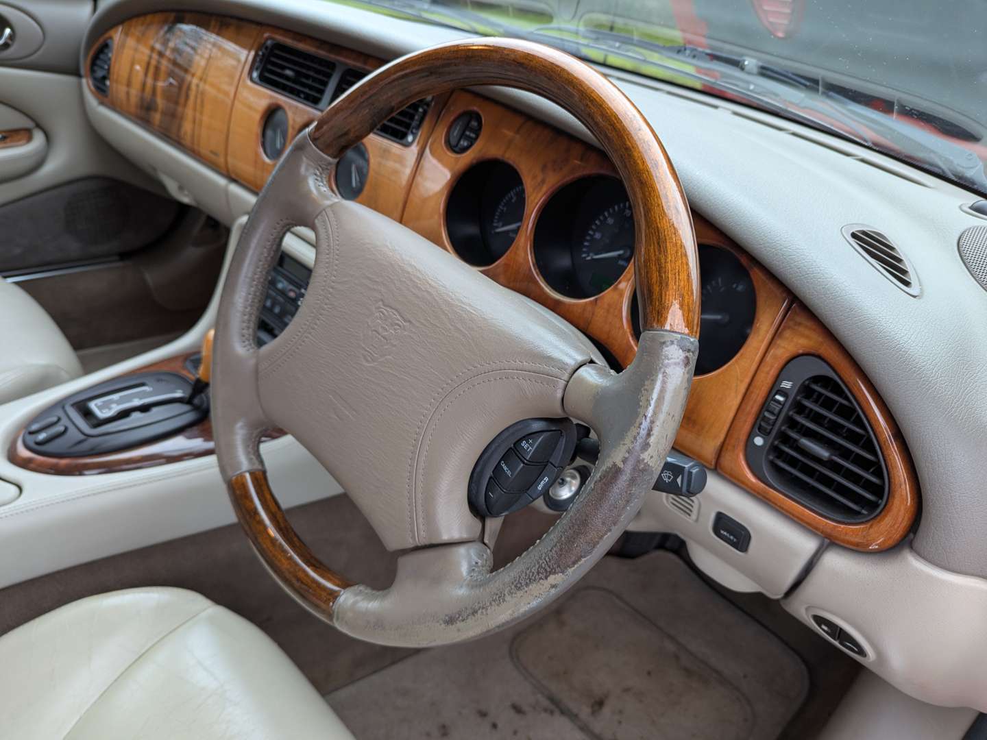 <p>1998 JAGUAR XKR 4.0 AUTO</p>