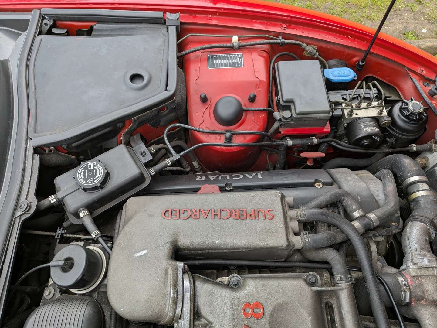 <p>1998 JAGUAR XKR 4.0 AUTO</p>