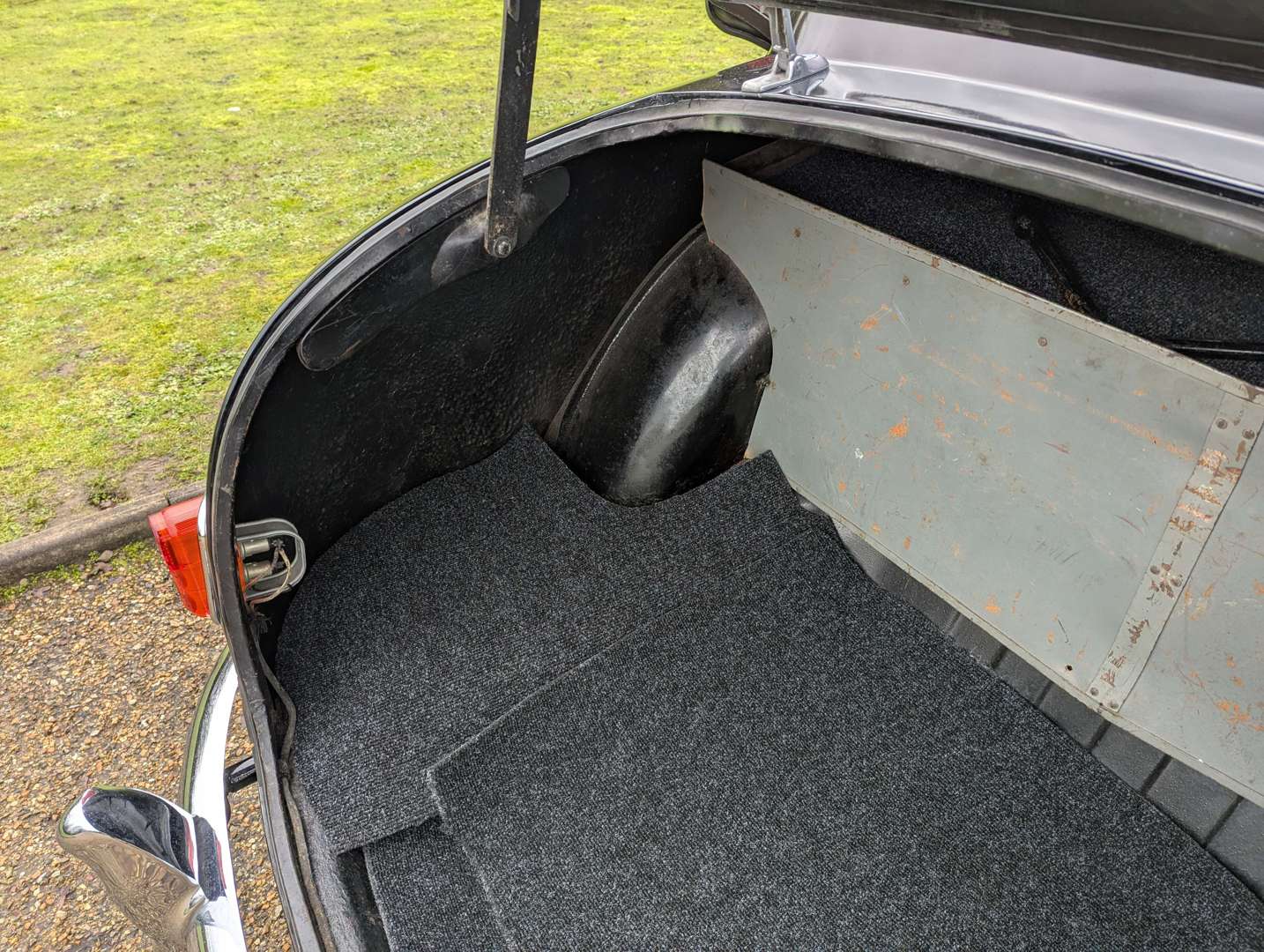 <p>1956 MORRIS ISIS SERIES I</p>