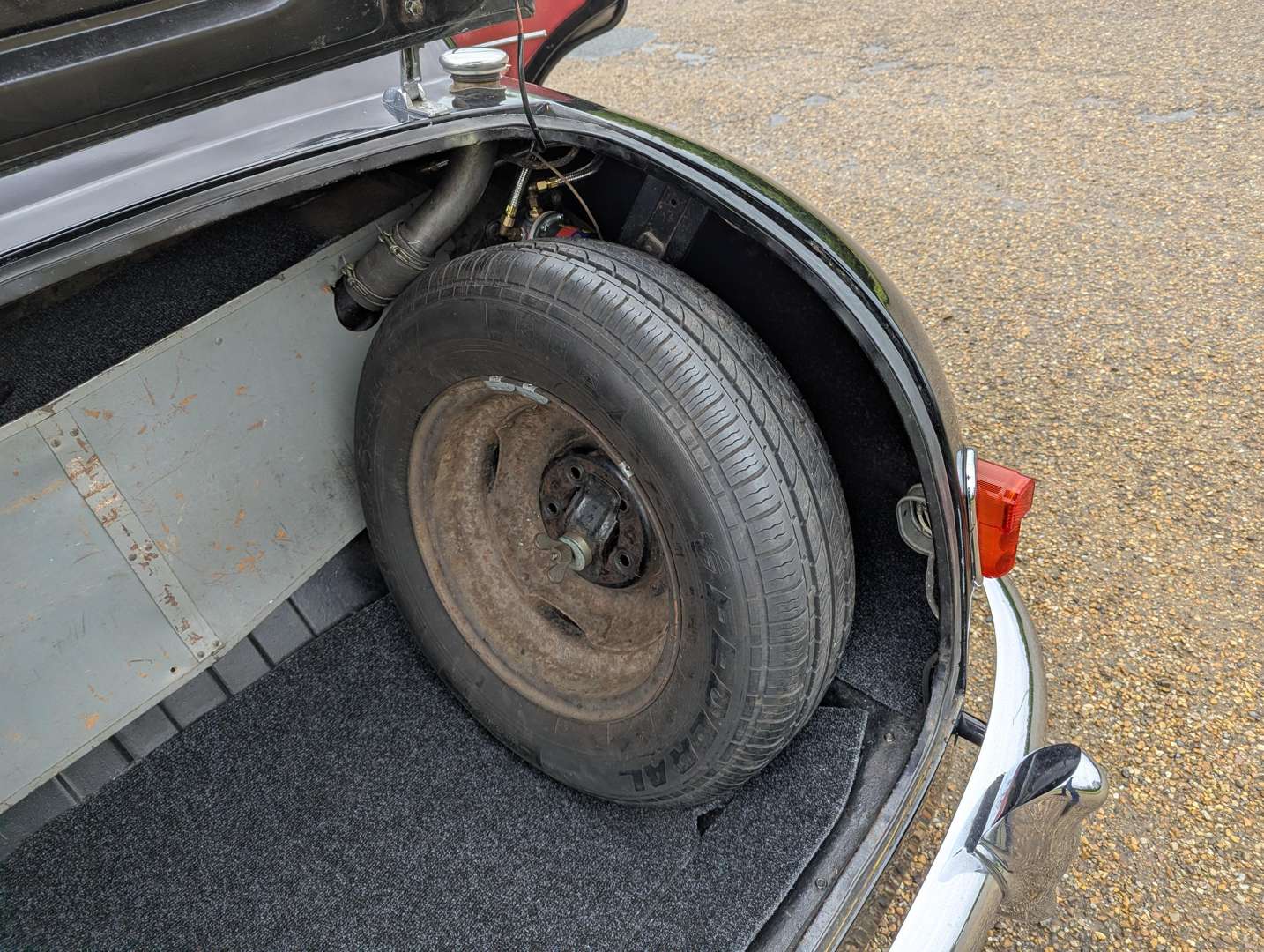 <p>1956 MORRIS ISIS SERIES I</p>