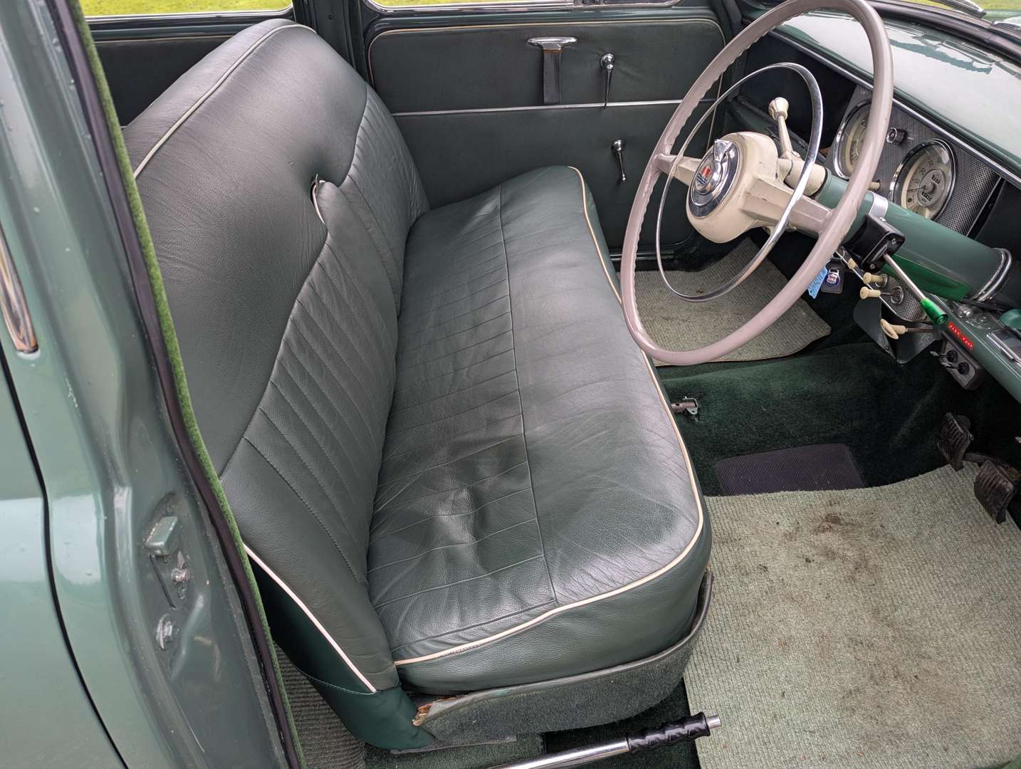 <p>1956 MORRIS ISIS SERIES I</p>