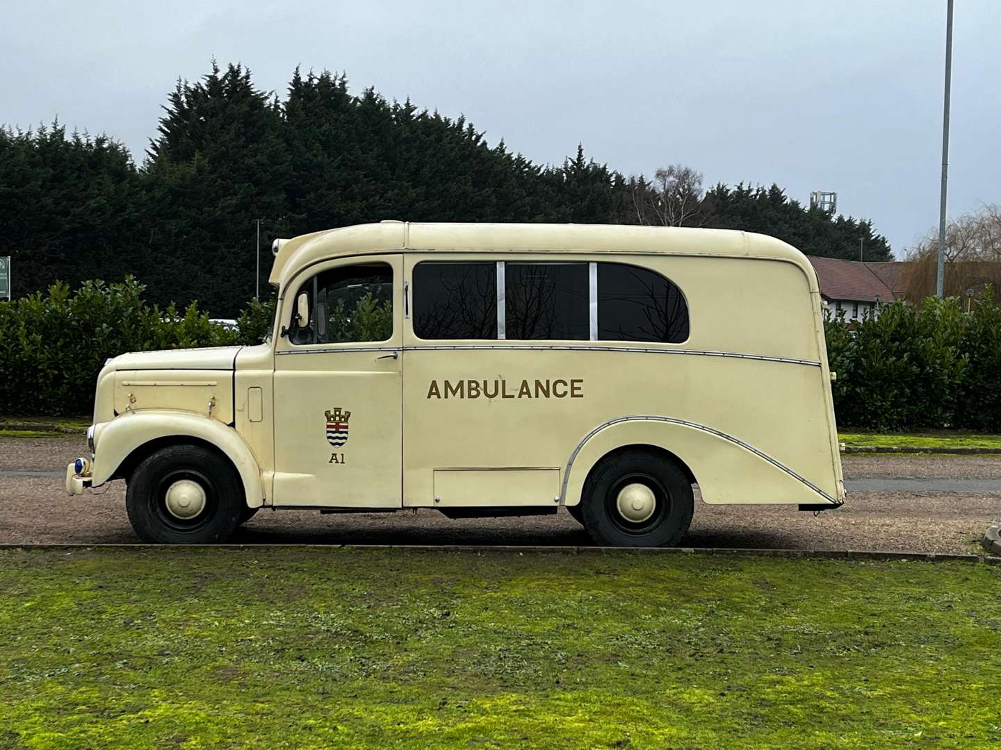 <p>1956 MORRIS LC5 AMBULANCE</p>