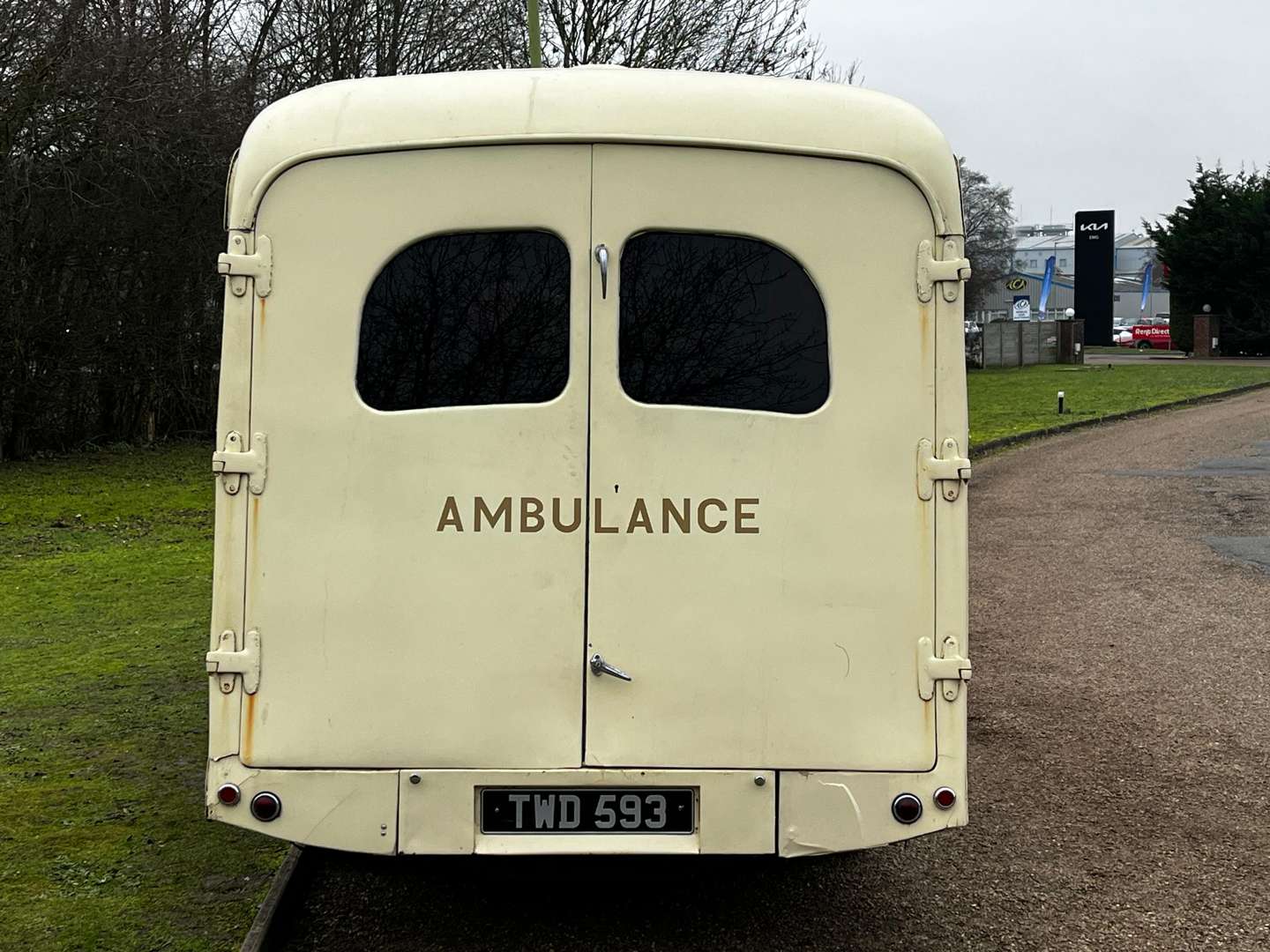 <p>1956 MORRIS LC5 AMBULANCE</p>