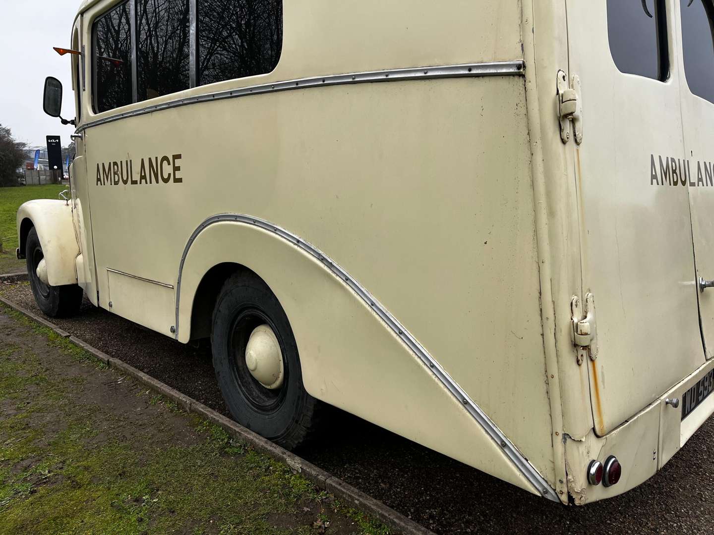 <p>1956 MORRIS LC5 AMBULANCE</p>