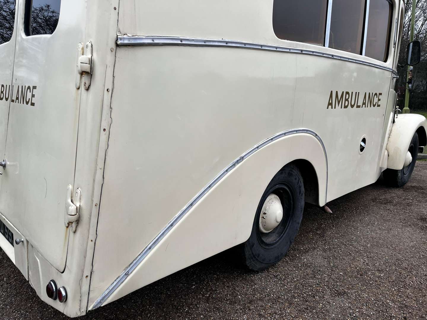 <p>1956 MORRIS LC5 AMBULANCE</p>