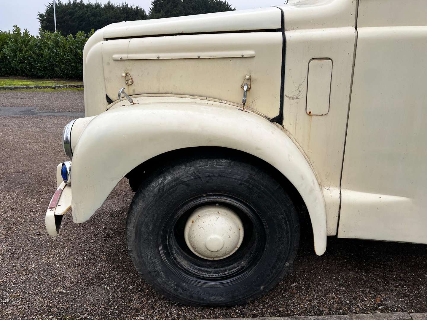 <p>1956 MORRIS LC5 AMBULANCE</p>