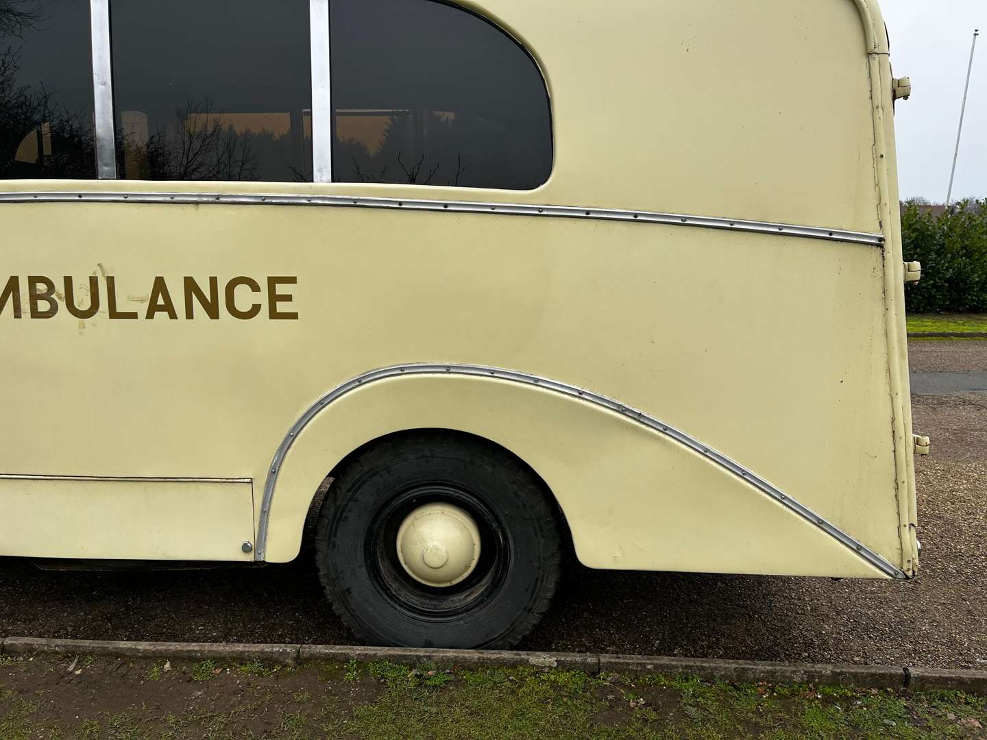 <p>1956 MORRIS LC5 AMBULANCE</p>