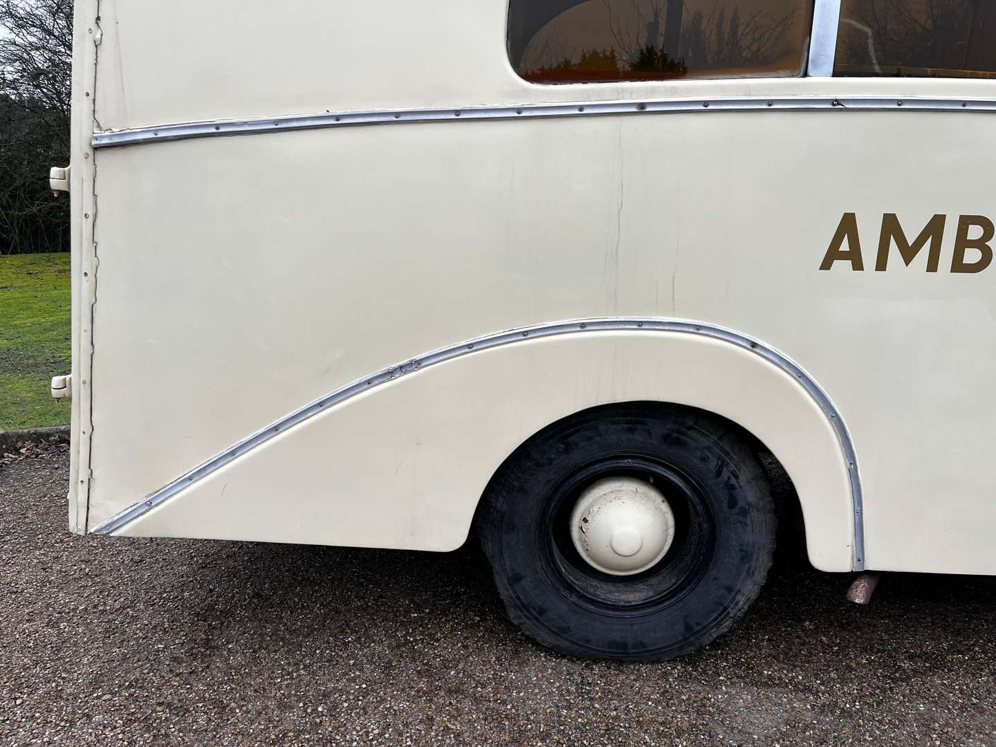 <p>1956 MORRIS LC5 AMBULANCE</p>