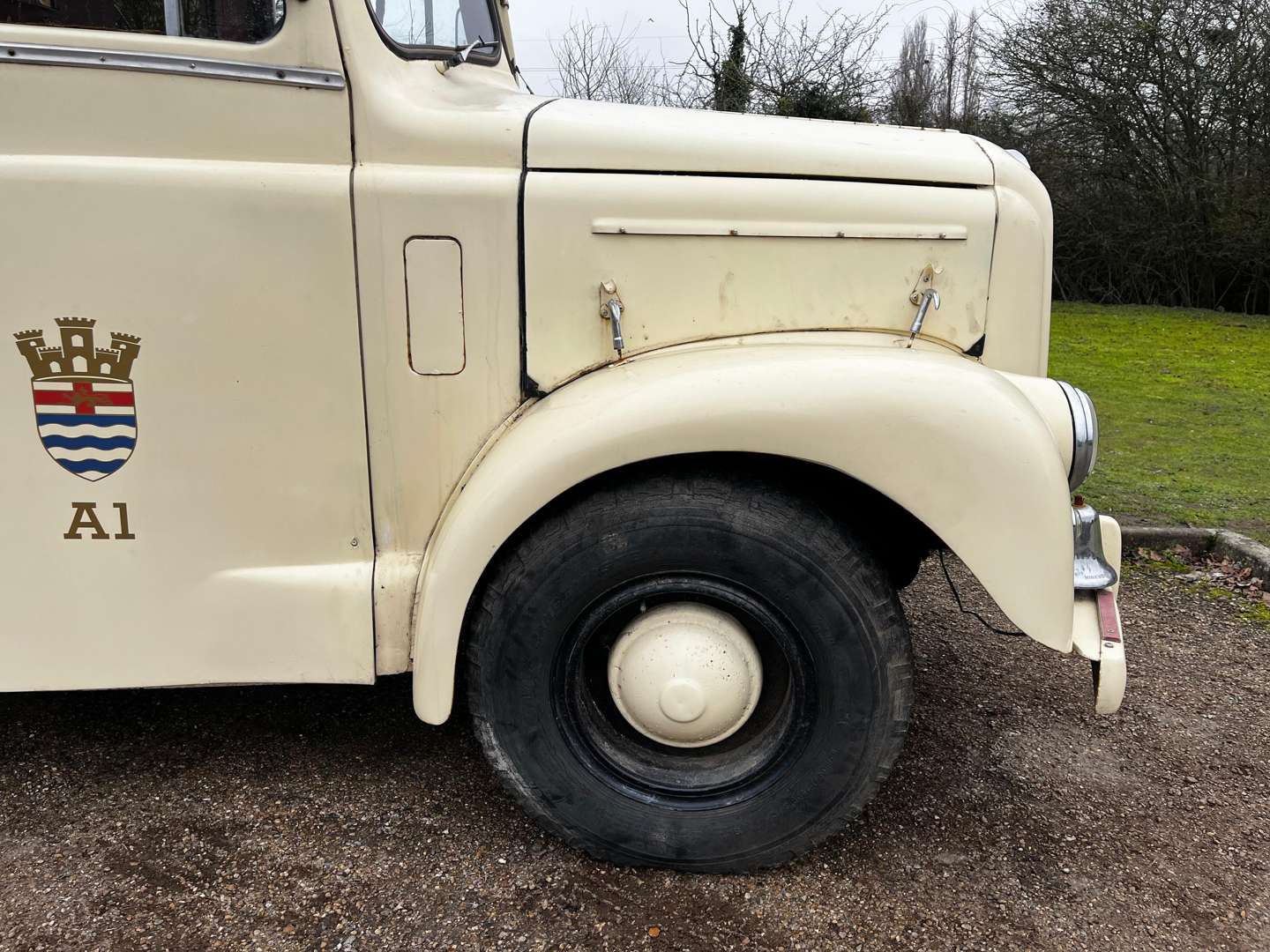 <p>1956 MORRIS LC5 AMBULANCE</p>