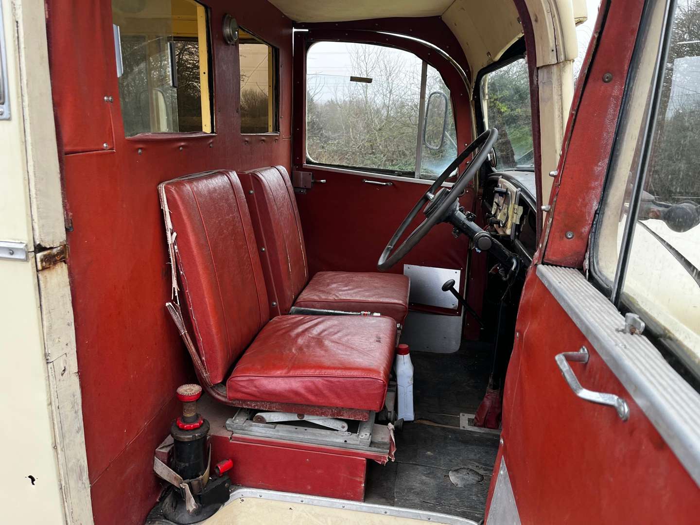 <p>1956 MORRIS LC5 AMBULANCE</p>