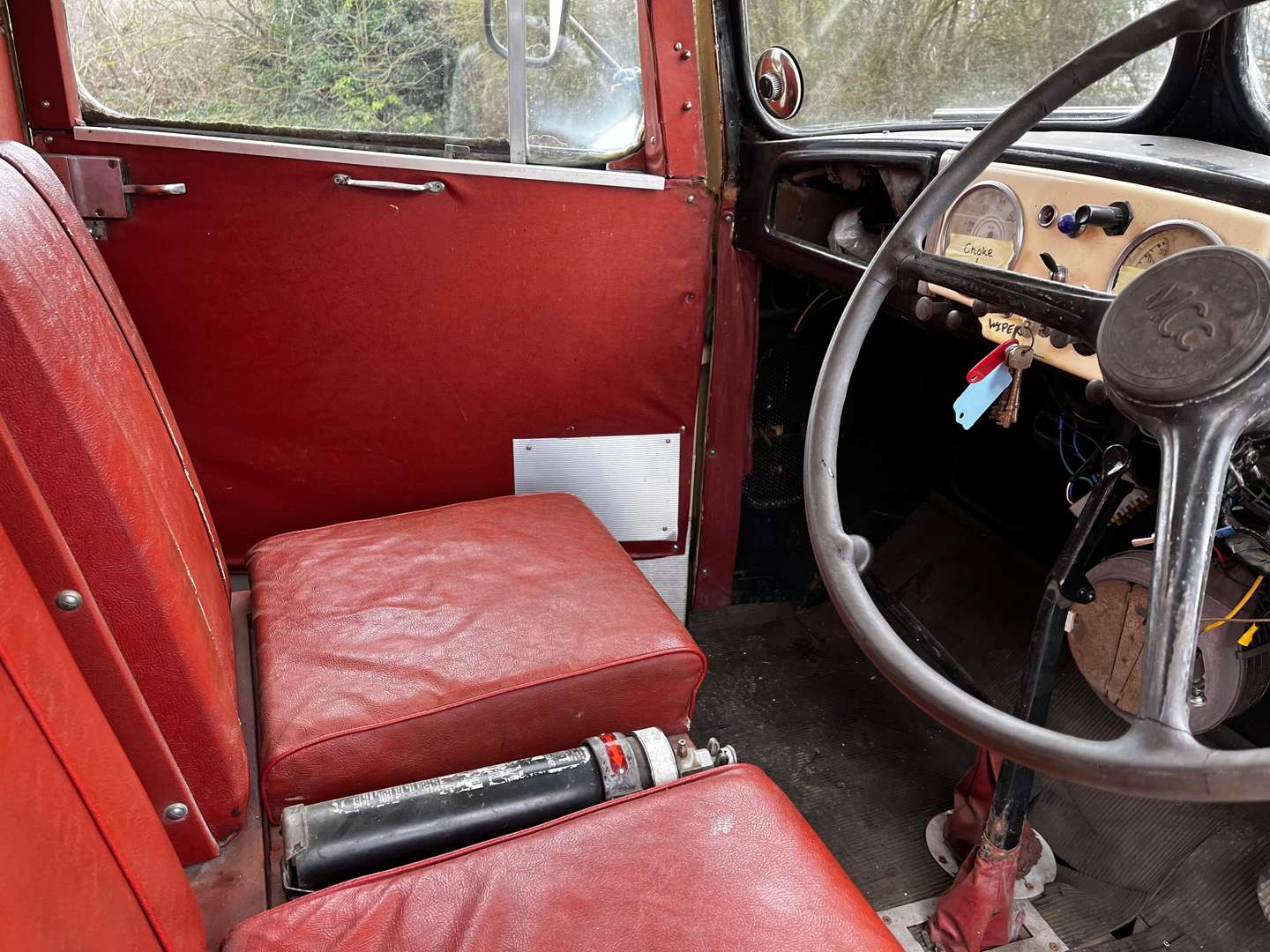 <p>1956 MORRIS LC5 AMBULANCE</p>