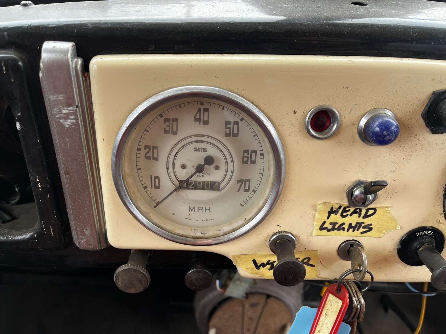 <p>1956 MORRIS LC5 AMBULANCE</p>