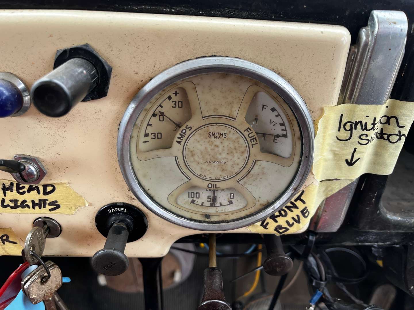 <p>1956 MORRIS LC5 AMBULANCE</p>