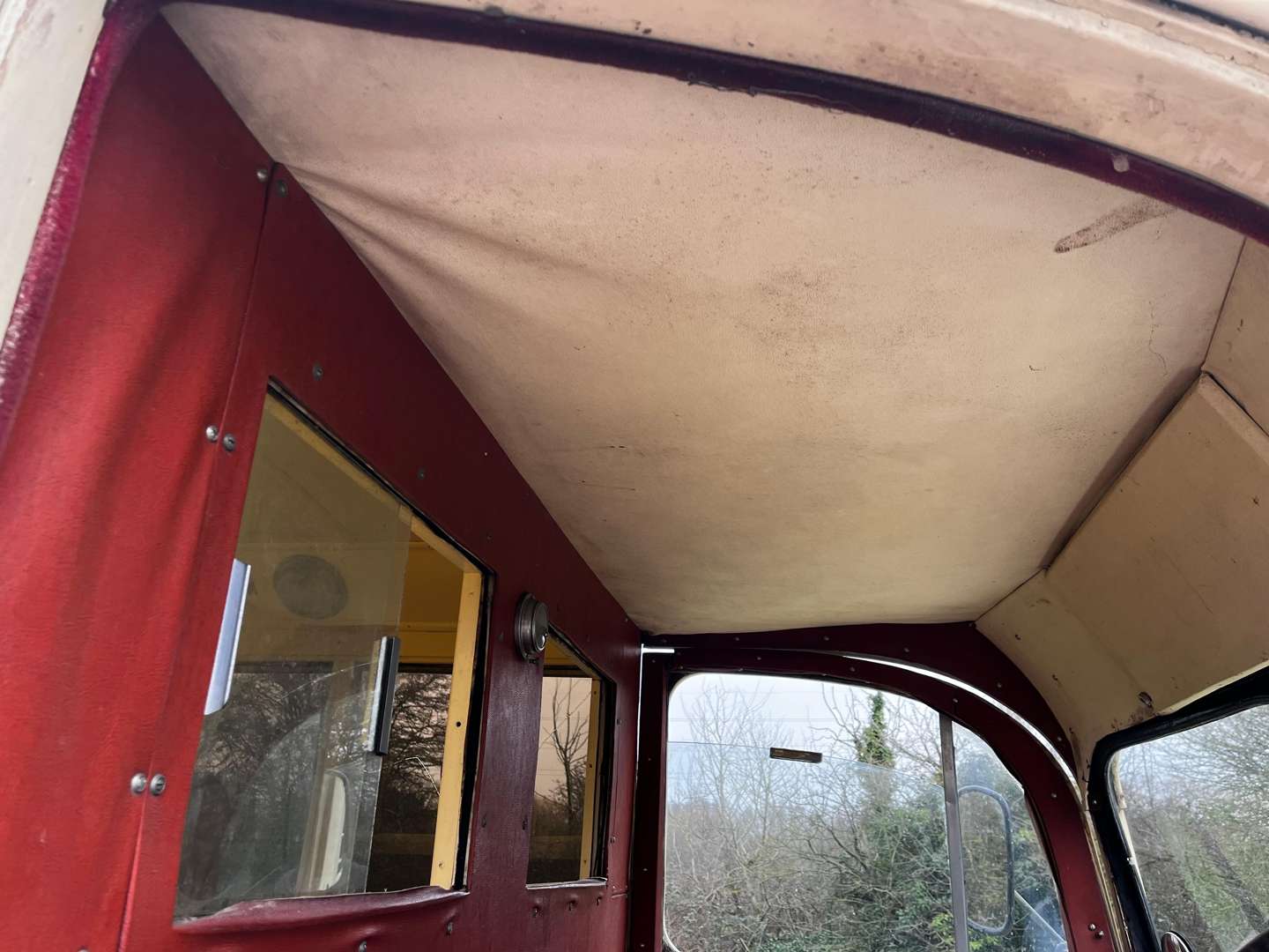 <p>1956 MORRIS LC5 AMBULANCE</p>