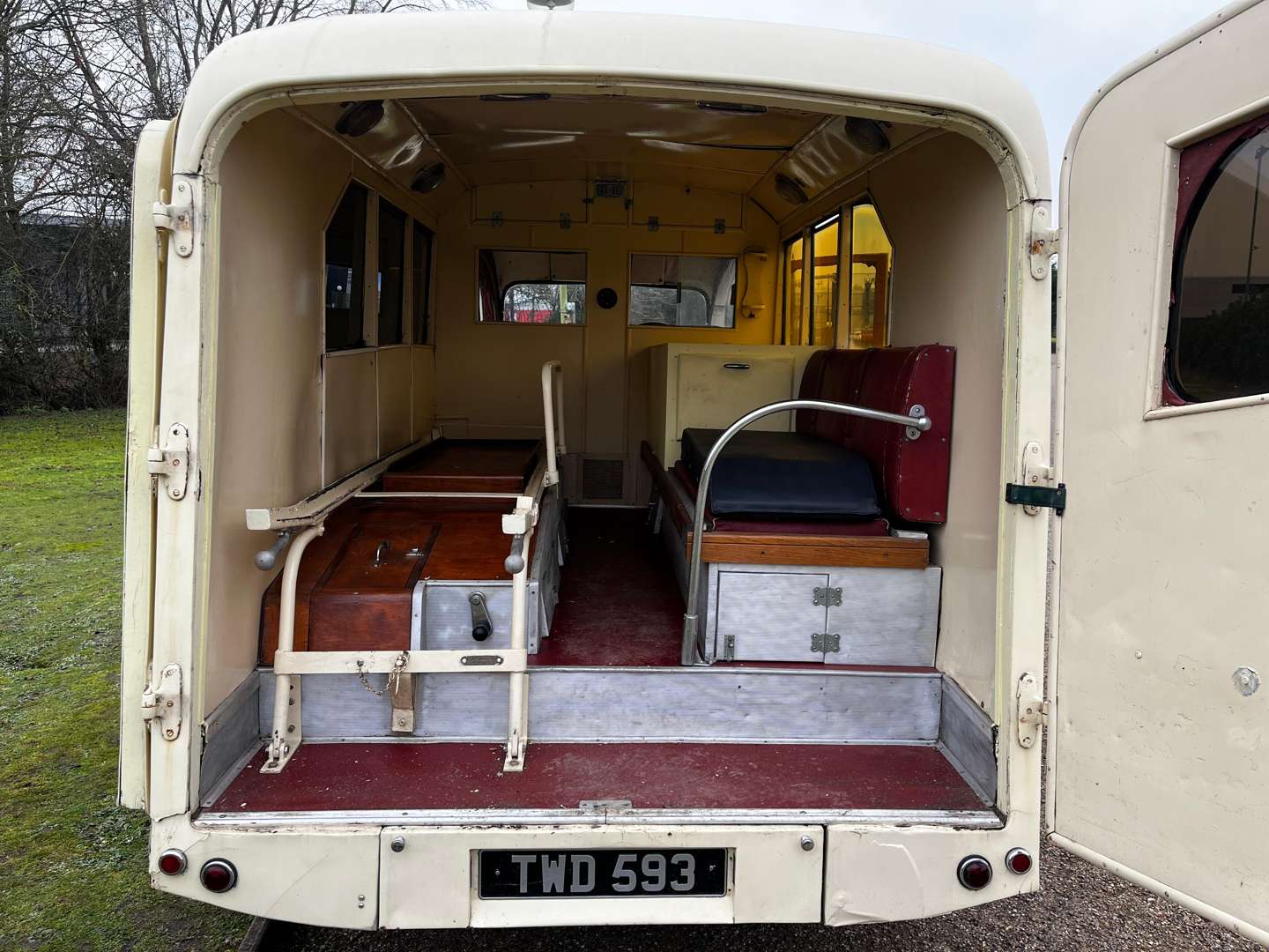 <p>1956 MORRIS LC5 AMBULANCE</p>